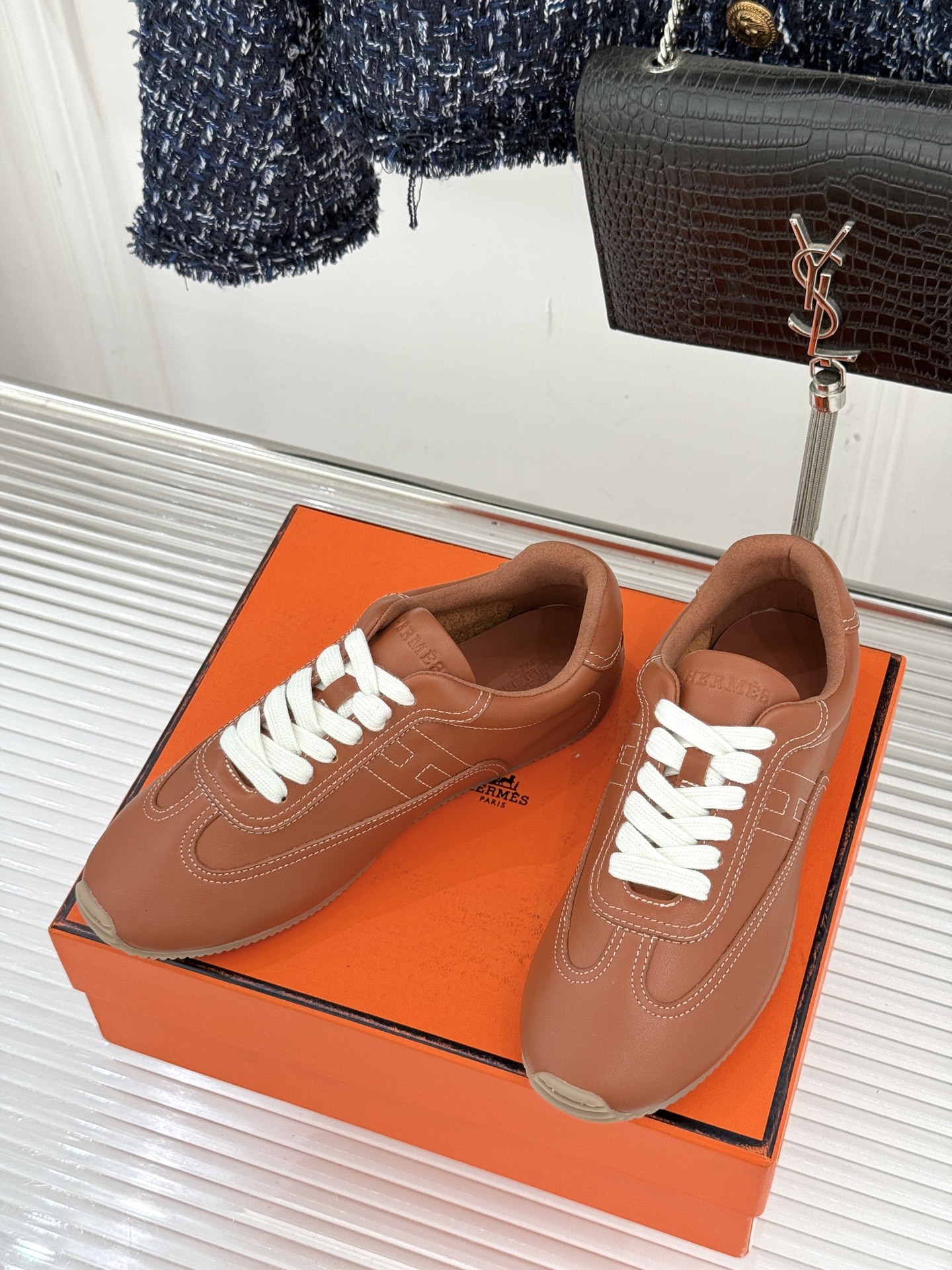 Hermès/爱马仕26WF早春新品H休闲德训鞋把法式奢华藏进日常松弛感里。标志性H标低调缀于鞋身纯手工