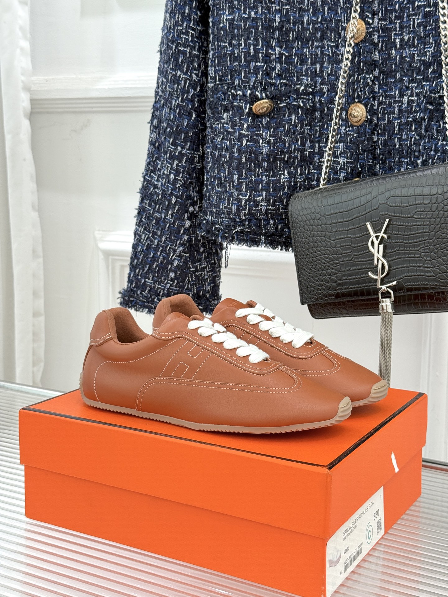 Hermès/爱马仕26WF早春新品H休闲德训鞋把法式奢华藏进日常松弛感里。标志性H标低调缀于鞋身纯手工