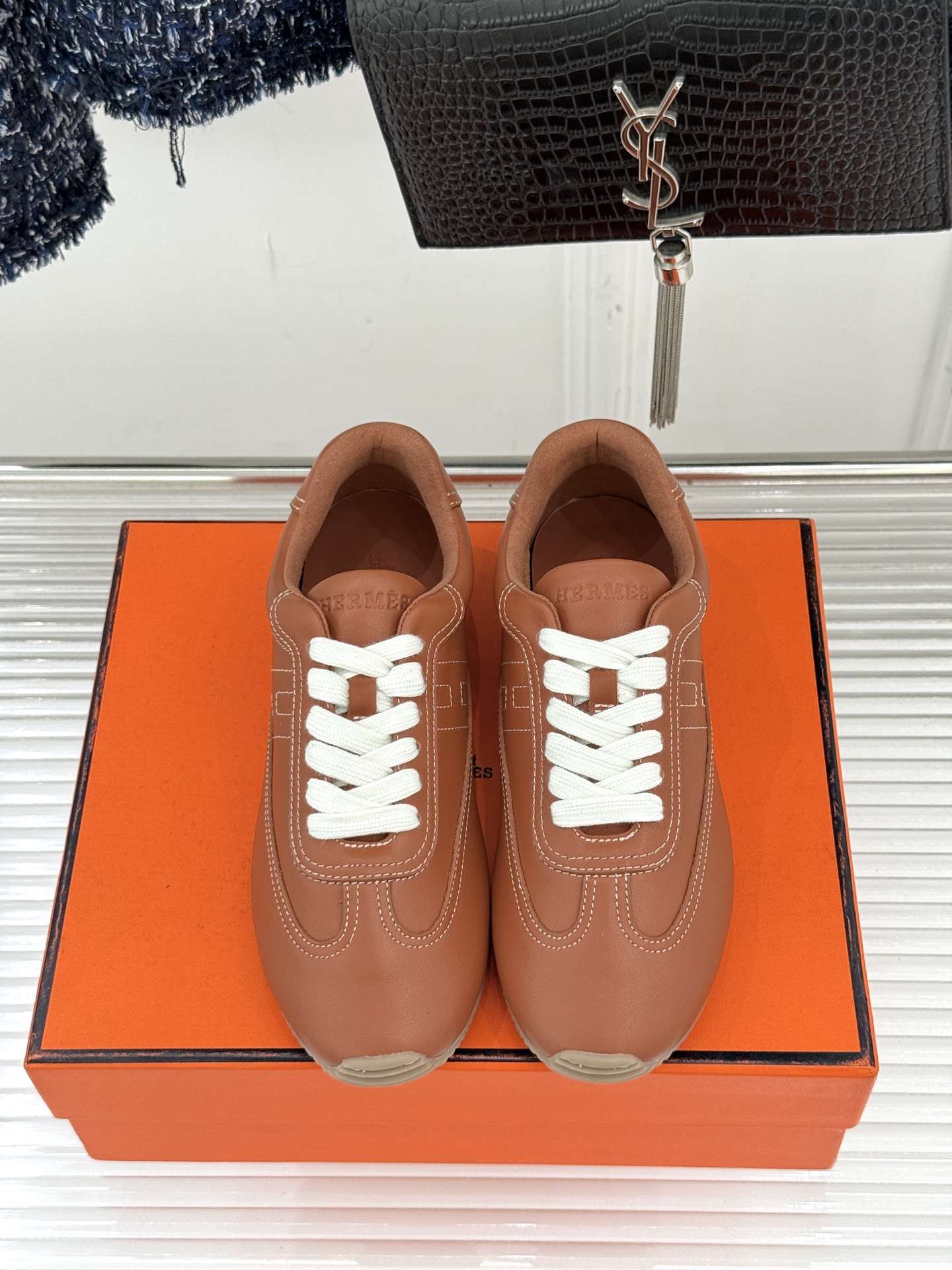 Hermès/爱马仕26WF早春新品H休闲德训鞋把法式奢华藏进日常松弛感里。标志性H标低调缀于鞋身纯手工