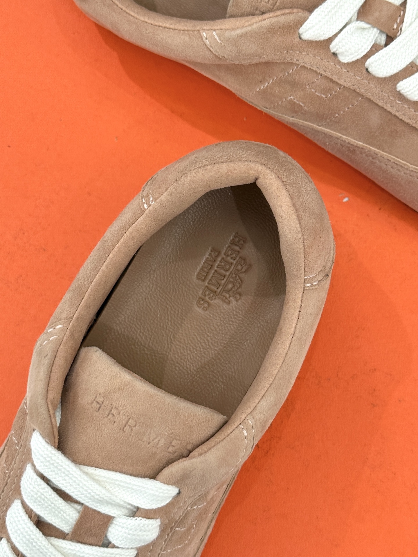 Hermès/爱马仕26WF早春新品H休闲德训鞋把法式奢华藏进日常松弛感里。标志性H标低调缀于鞋身纯手工