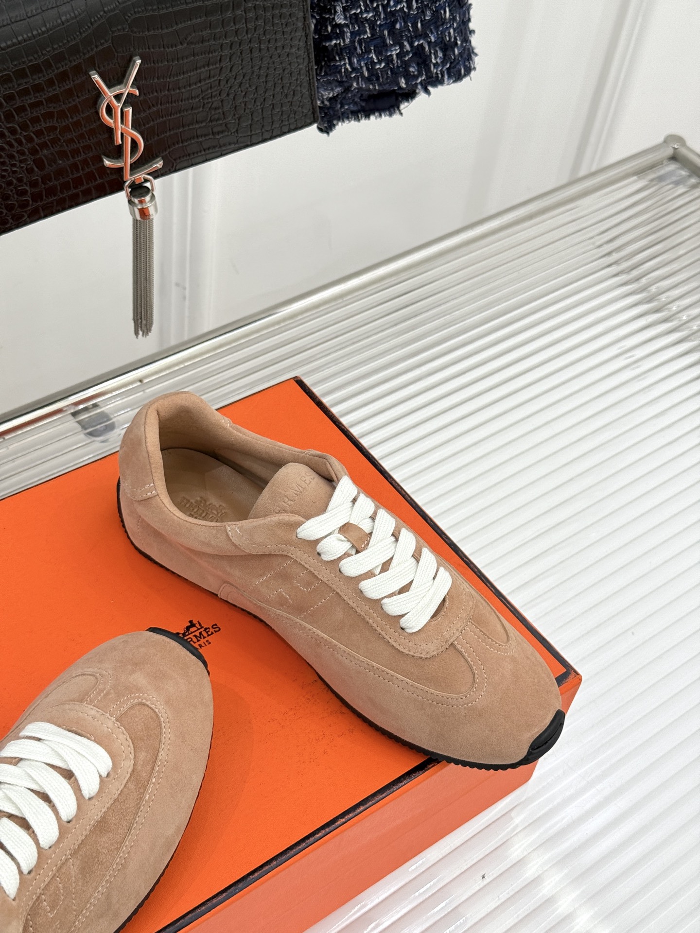 Hermès/爱马仕26WF早春新品H休闲德训鞋把法式奢华藏进日常松弛感里。标志性H标低调缀于鞋身纯手工