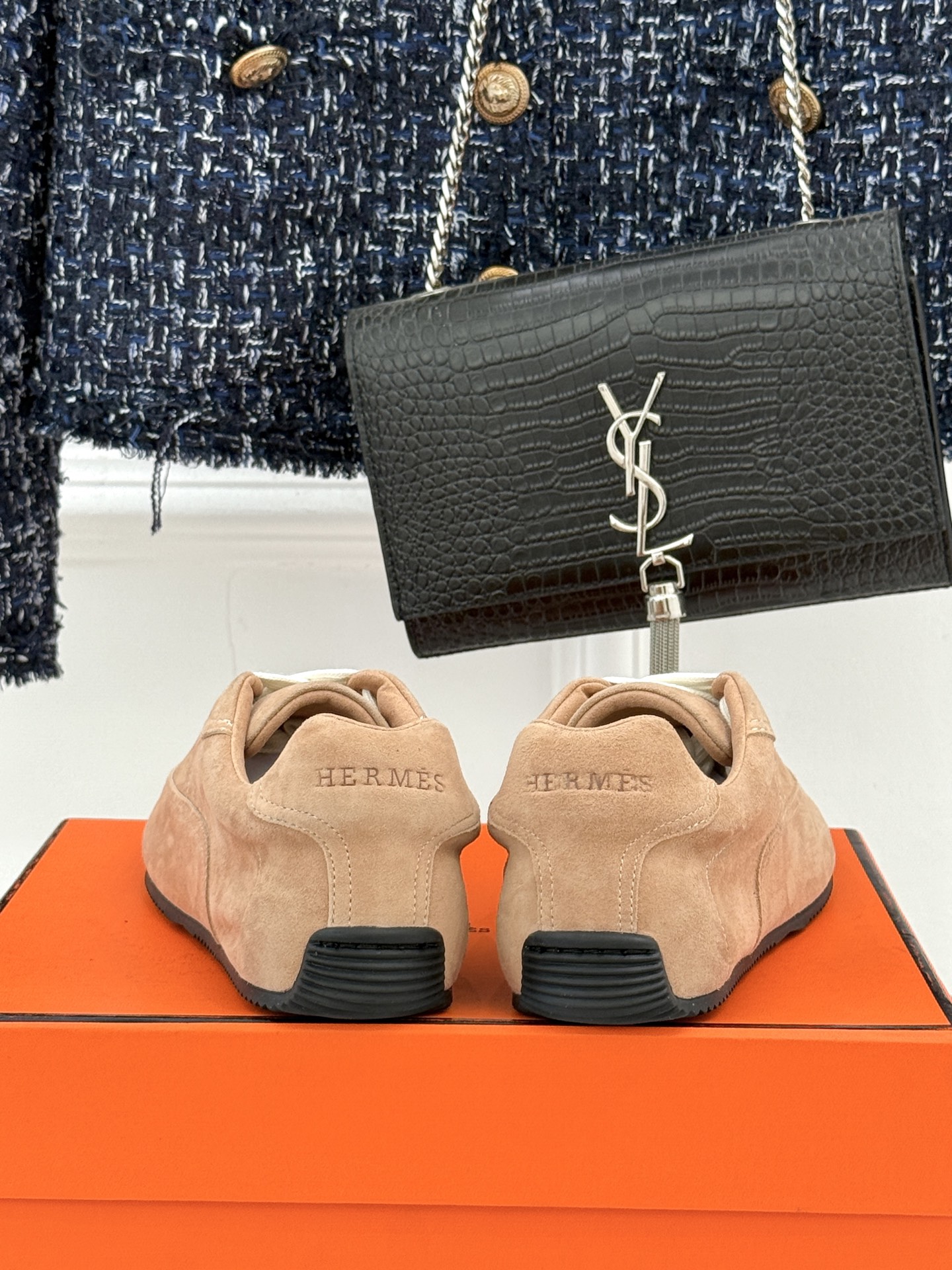 Hermès/爱马仕26WF早春新品H休闲德训鞋把法式奢华藏进日常松弛感里。标志性H标低调缀于鞋身纯手工