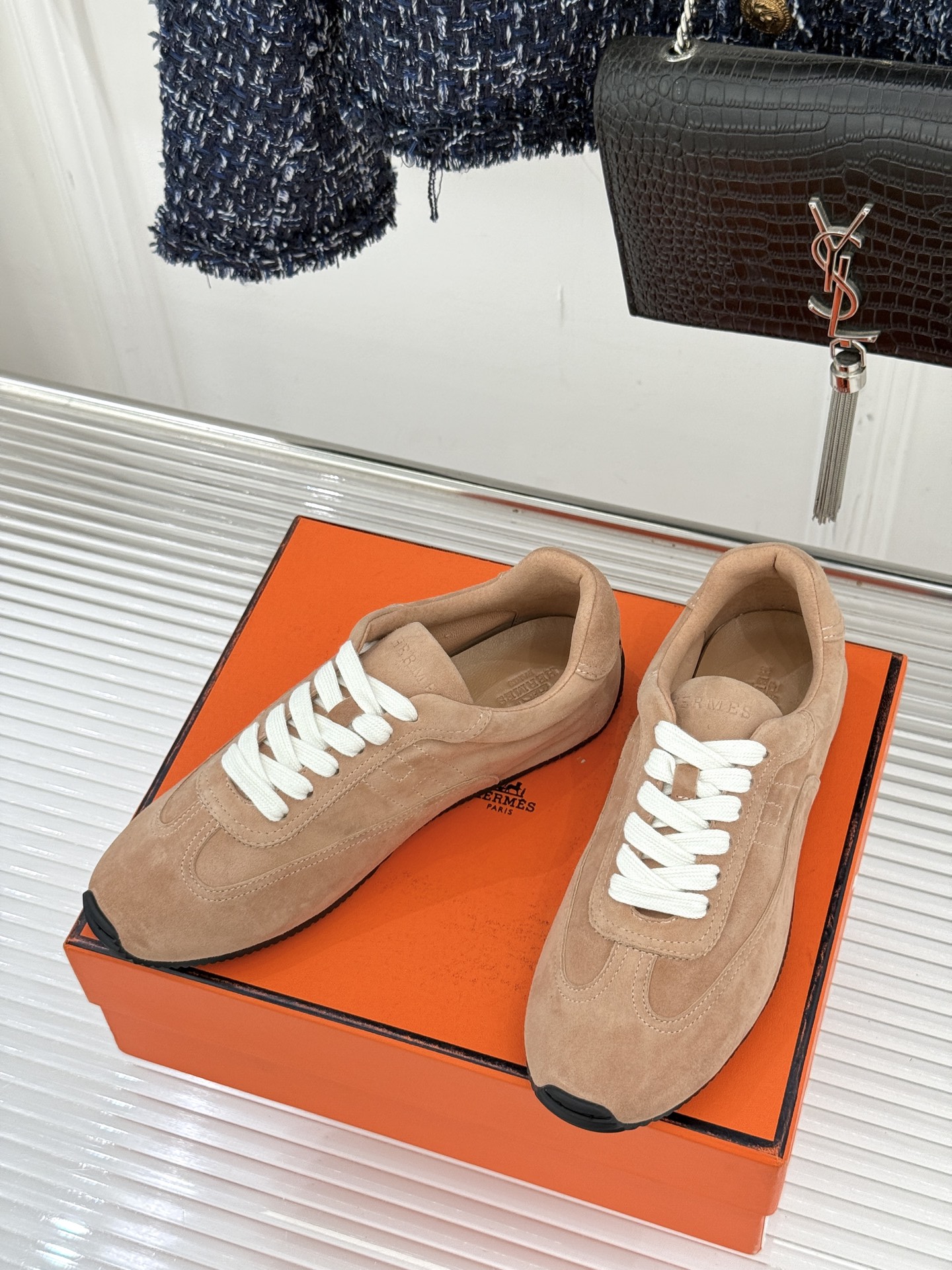 Hermès/爱马仕26WF早春新品H休闲德训鞋把法式奢华藏进日常松弛感里。标志性H标低调缀于鞋身纯手工