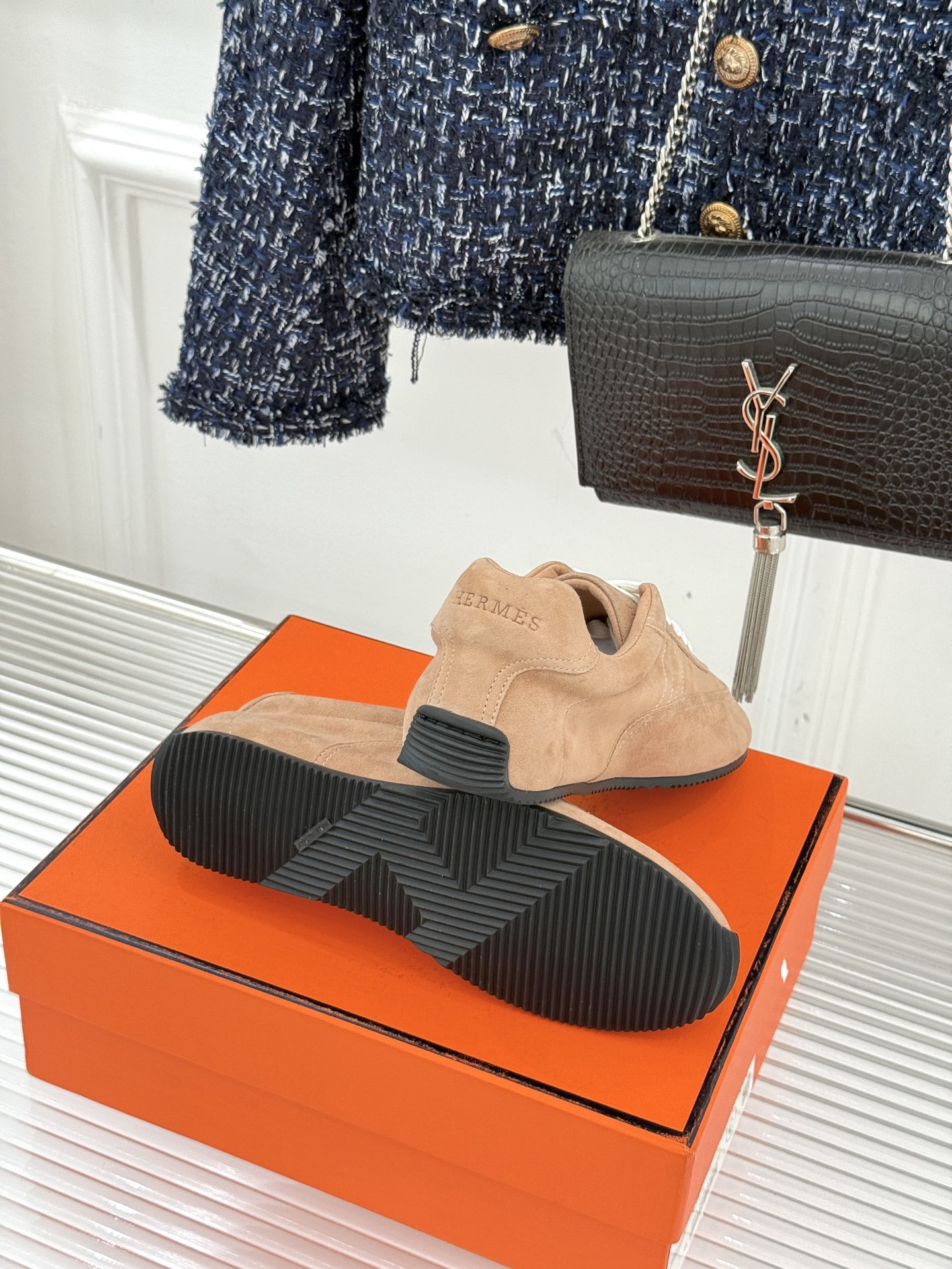 Hermès/爱马仕26WF早春新品H休闲德训鞋把法式奢华藏进日常松弛感里。标志性H标低调缀于鞋身纯手工