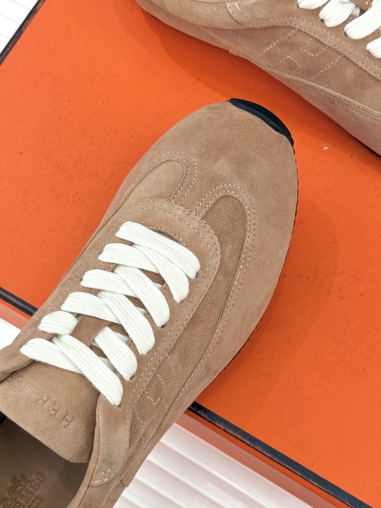 Hermès/爱马仕26WF早春新品H休闲德训鞋把法式奢华藏进日常松弛感里。标志性H标低调缀于鞋身纯手工