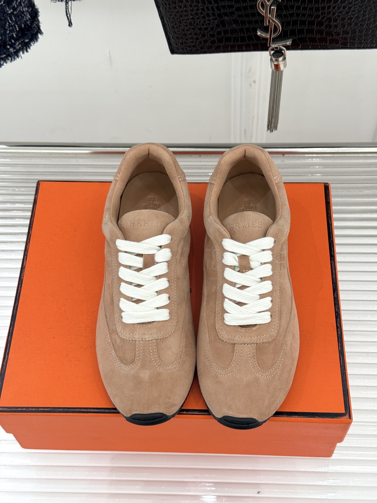 Hermès/爱马仕26WF早春新品H休闲德训鞋把法式奢华藏进日常松弛感里。标志性H标低调缀于鞋身纯手工