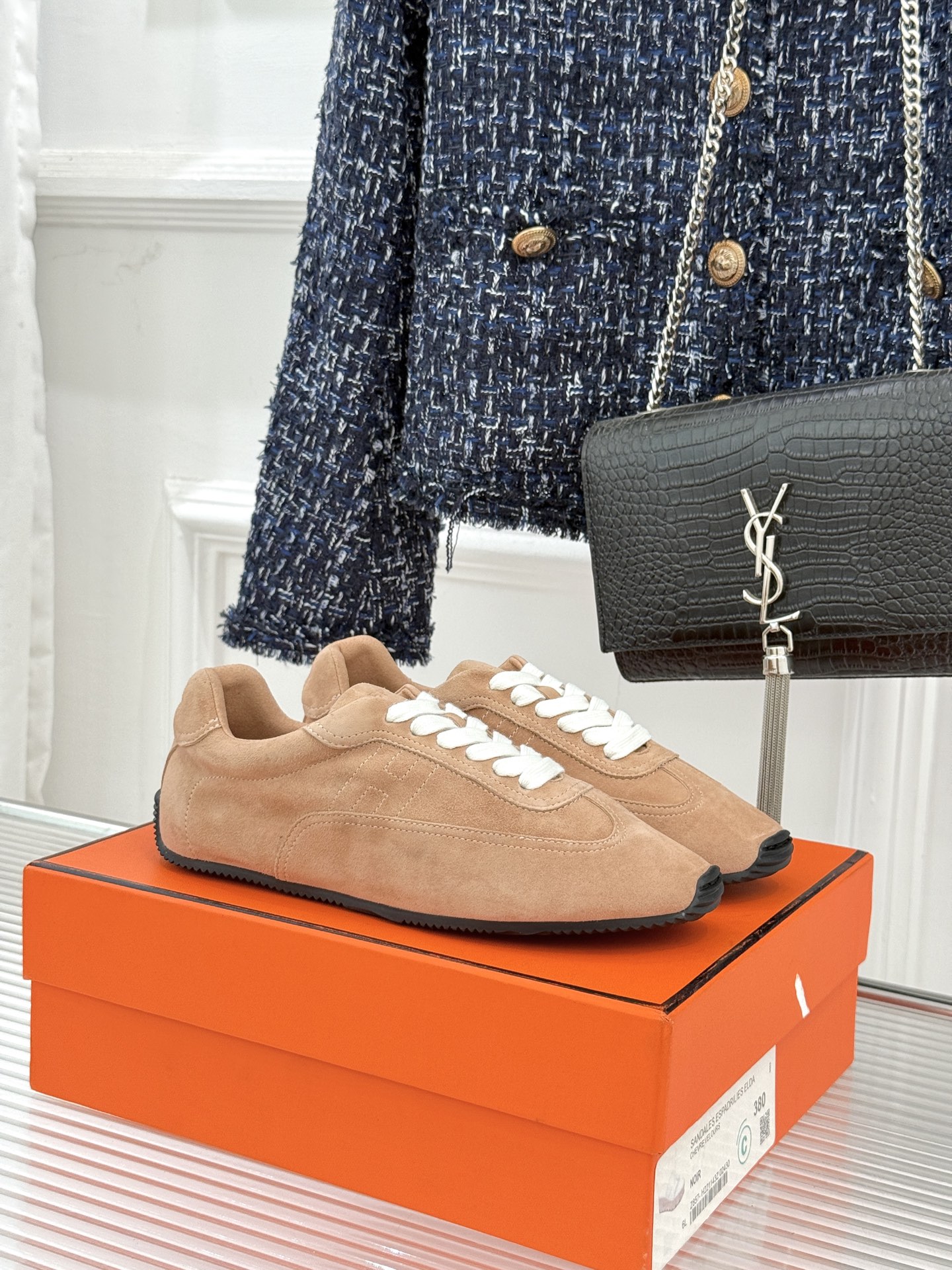 Hermès/爱马仕26WF早春新品H休闲德训鞋把法式奢华藏进日常松弛感里。标志性H标低调缀于鞋身纯手工