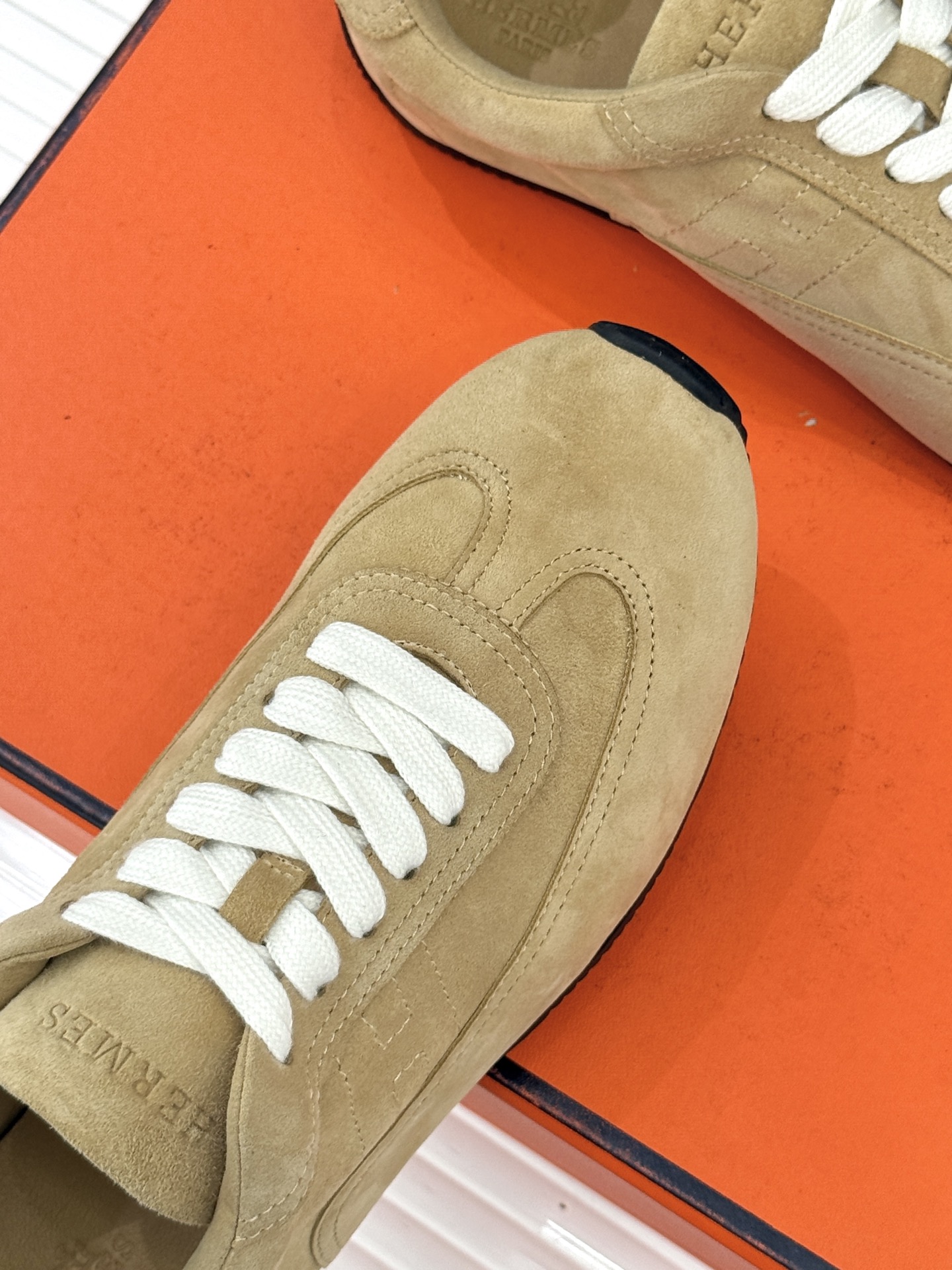 Hermès/爱马仕26WF早春新品H休闲德训鞋把法式奢华藏进日常松弛感里。标志性H标低调缀于鞋身纯手工