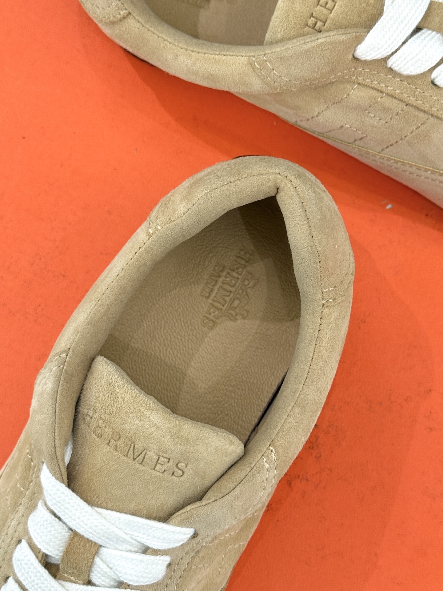 Hermès/爱马仕26WF早春新品H休闲德训鞋把法式奢华藏进日常松弛感里。标志性H标低调缀于鞋身纯手工