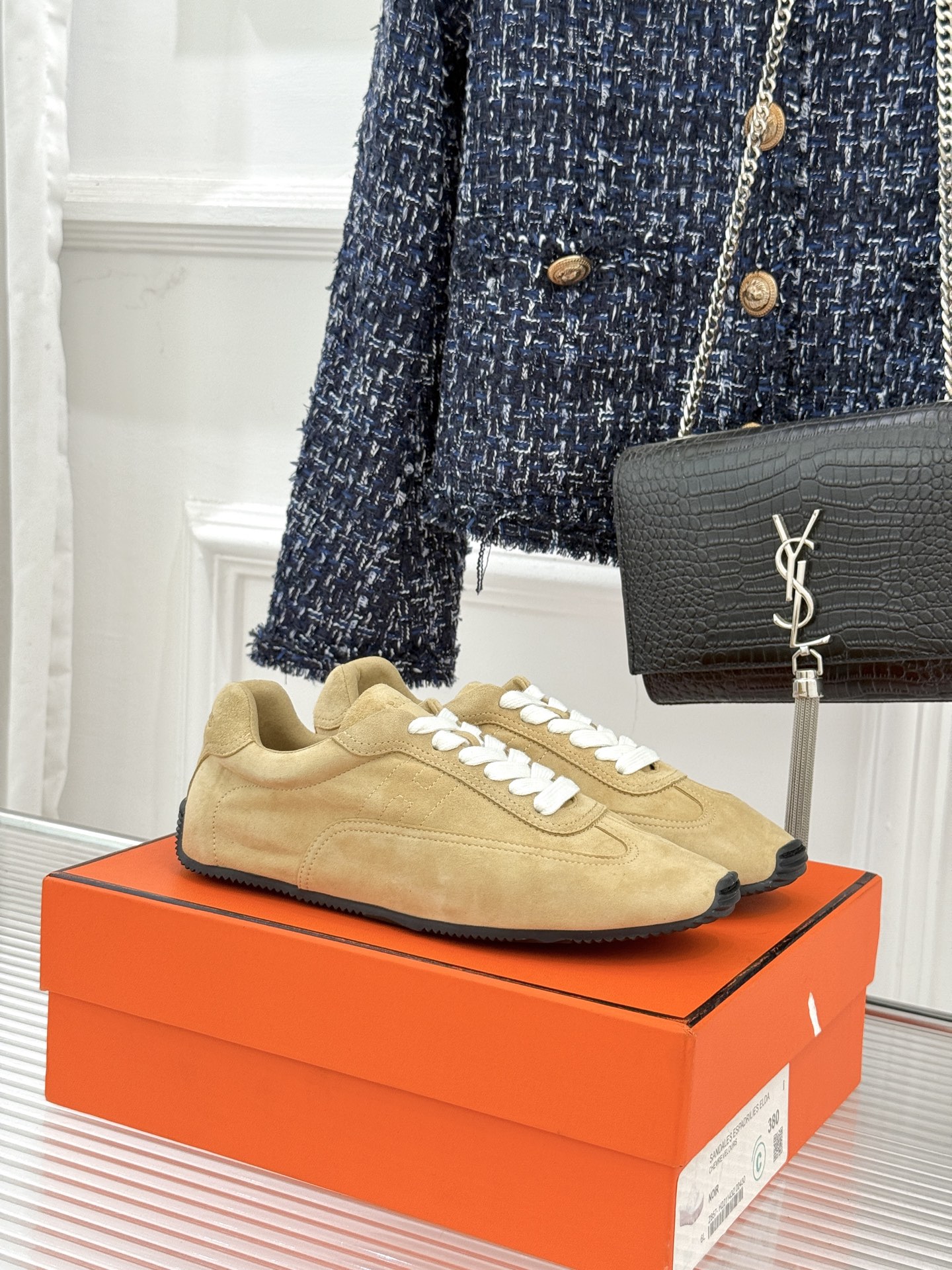 NO:670173,Hermès/Hermès 26WF early spring new product H casual moral training shoes hide French luxury in daily relaxation. The iconic H logo is low-key on the shoe body. Pure hand-stitching outlines the neat shoe shape. The fine leather becomes more and more fit as you wear. Every detail shows the ingenuity of the Paris workshop. The same style setting for men and women makes couples wear more stylish. The classic color matching is versatile and does not pick the style. Pair it with a windbreaker to create an autumn atmosphere. Pair it with a knitted suit to show your age.  Let the retro sports style still be fashionable and eye-catching today. The fabric is made of original customized leather. The inner toes are all sheepskin. The original molded custom anti-slip outsole size35-39 (customized 40/41), casual shoes/sports shoes, hermes, hermes, sneakers, sheepskin19860909Hermès/爱马仕26WF早春新品 H休闲德训鞋 把法式奢华藏进日常松弛感里. 标志性H标低调缀于鞋身 纯手工缝线勾勒利落鞋型 细腻皮料随着穿着愈发贴合 每一处细节都彰显巴黎工坊的匠心. 男女同款的设定让情侣穿搭更有格调 经典配色百搭不挑风格 搭配风衣是秋日氛围感 配针织套装显俏皮减龄 让复古运动风在当下依然时髦吸睛. 面料采用原版定制皮料 内里踮脚均为羊皮 原版开模定制防滑大底 size35-39（40/41定制）,休闲鞋/运动鞋,hermes,hermes,sneakers,sheepskin,Women's Shoes