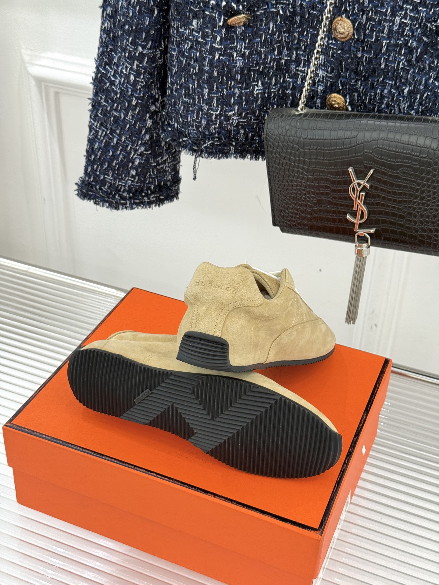 Hermès/爱马仕26WF早春新品H休闲德训鞋把法式奢华藏进日常松弛感里。标志性H标低调缀于鞋身纯手工