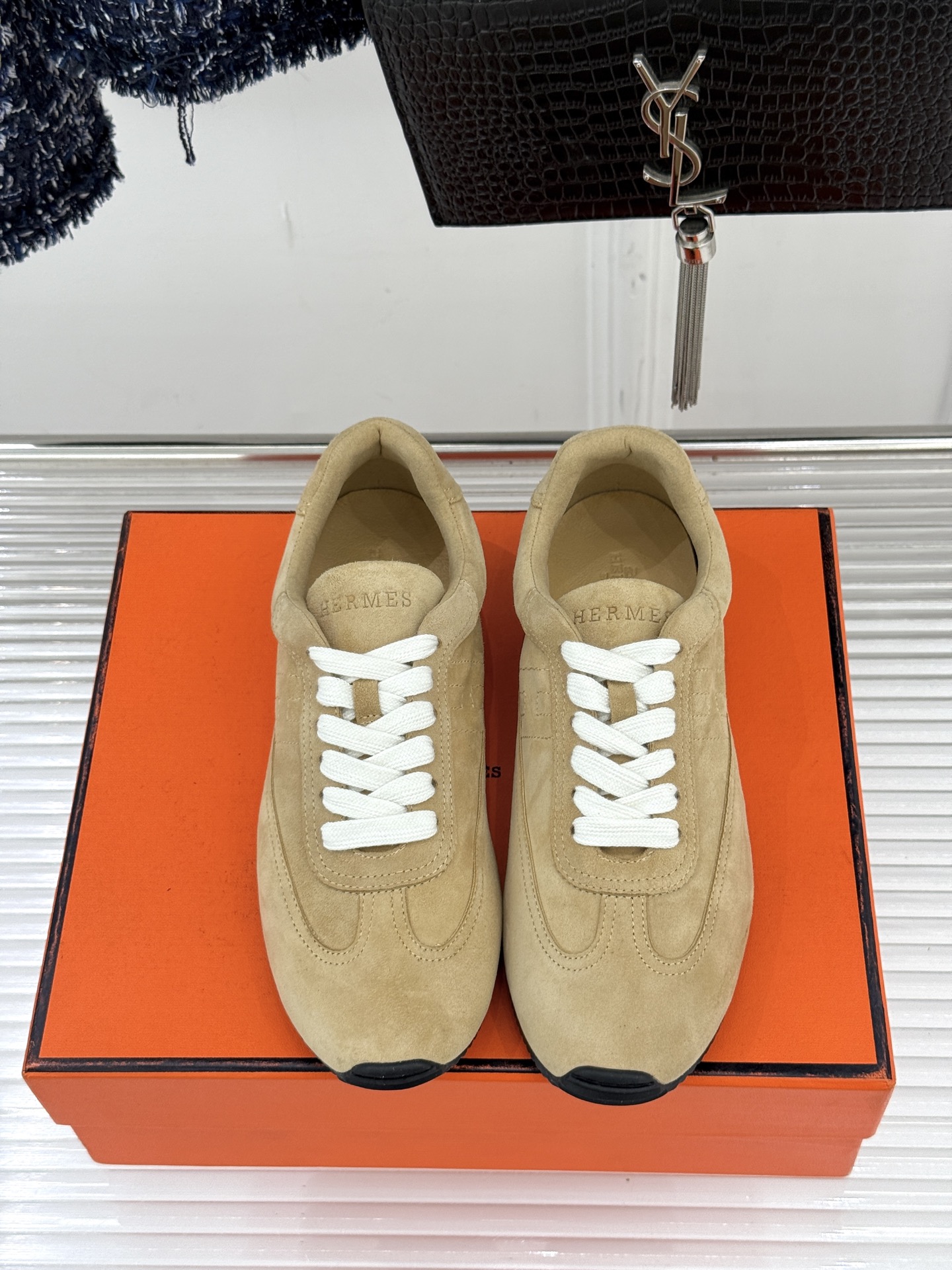 Hermès/爱马仕26WF早春新品H休闲德训鞋把法式奢华藏进日常松弛感里。标志性H标低调缀于鞋身纯手工