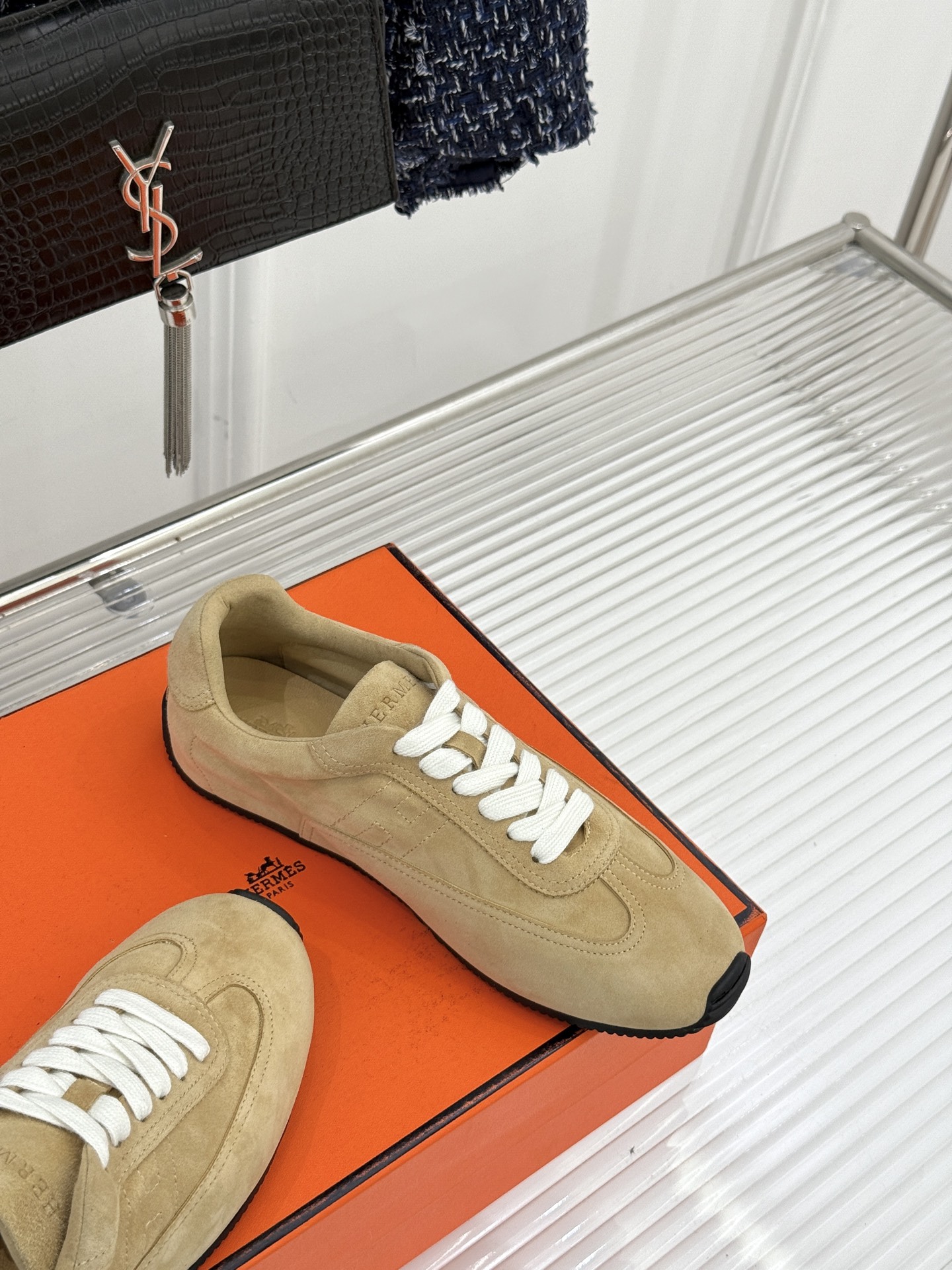 Hermès/爱马仕26WF早春新品H休闲德训鞋把法式奢华藏进日常松弛感里。标志性H标低调缀于鞋身纯手工