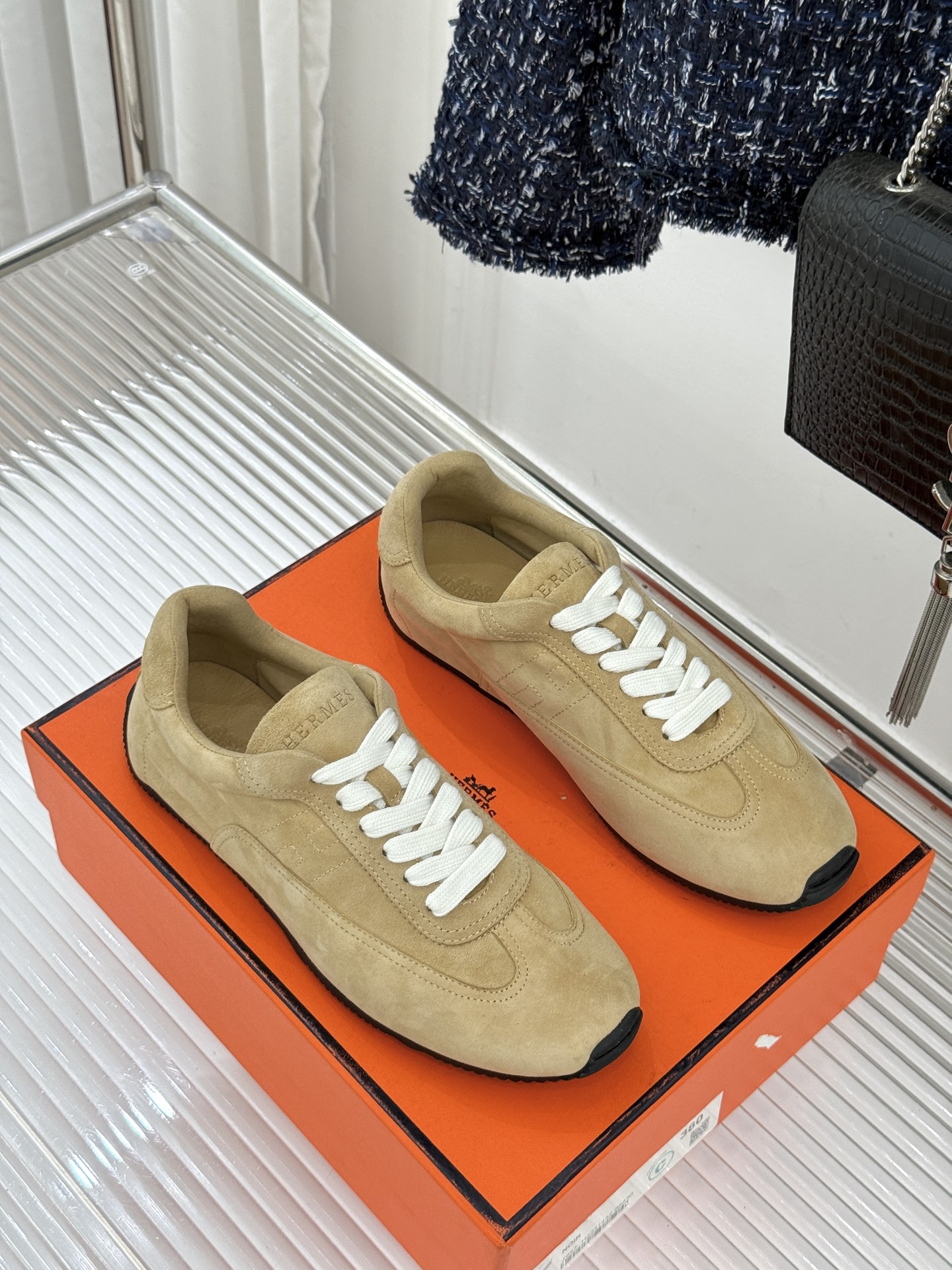 Hermès/爱马仕26WF早春新品H休闲德训鞋把法式奢华藏进日常松弛感里。标志性H标低调缀于鞋身纯手工