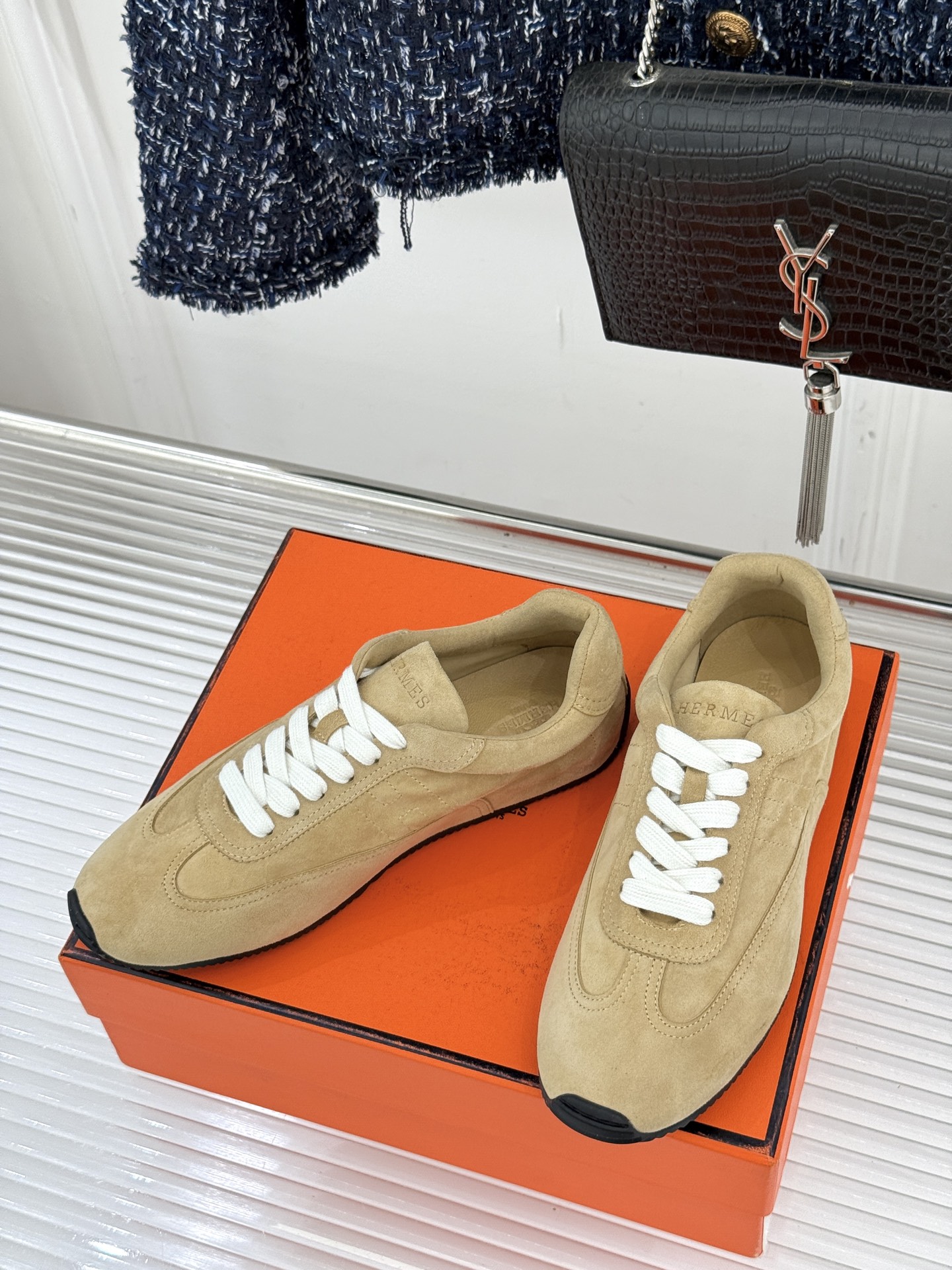 Hermès/爱马仕26WF早春新品H休闲德训鞋把法式奢华藏进日常松弛感里。标志性H标低调缀于鞋身纯手工