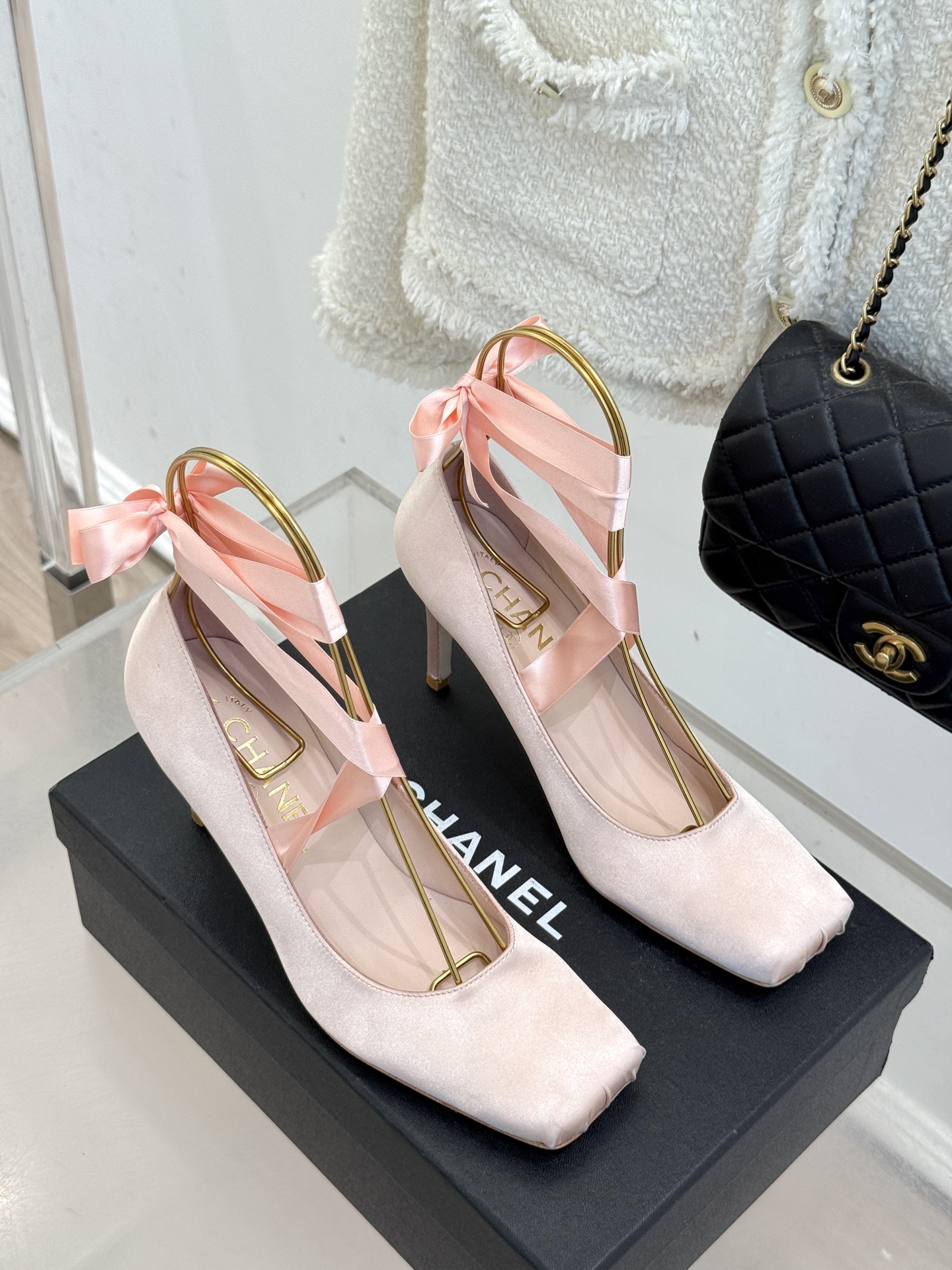 CHANE*｜小香中古猪鼻子绑带芭蕾舞高跟鞋藏着跨越时代的时髦密码。标志性猪鼻扣勾勒利落轮廓缠绕脚踝的绑