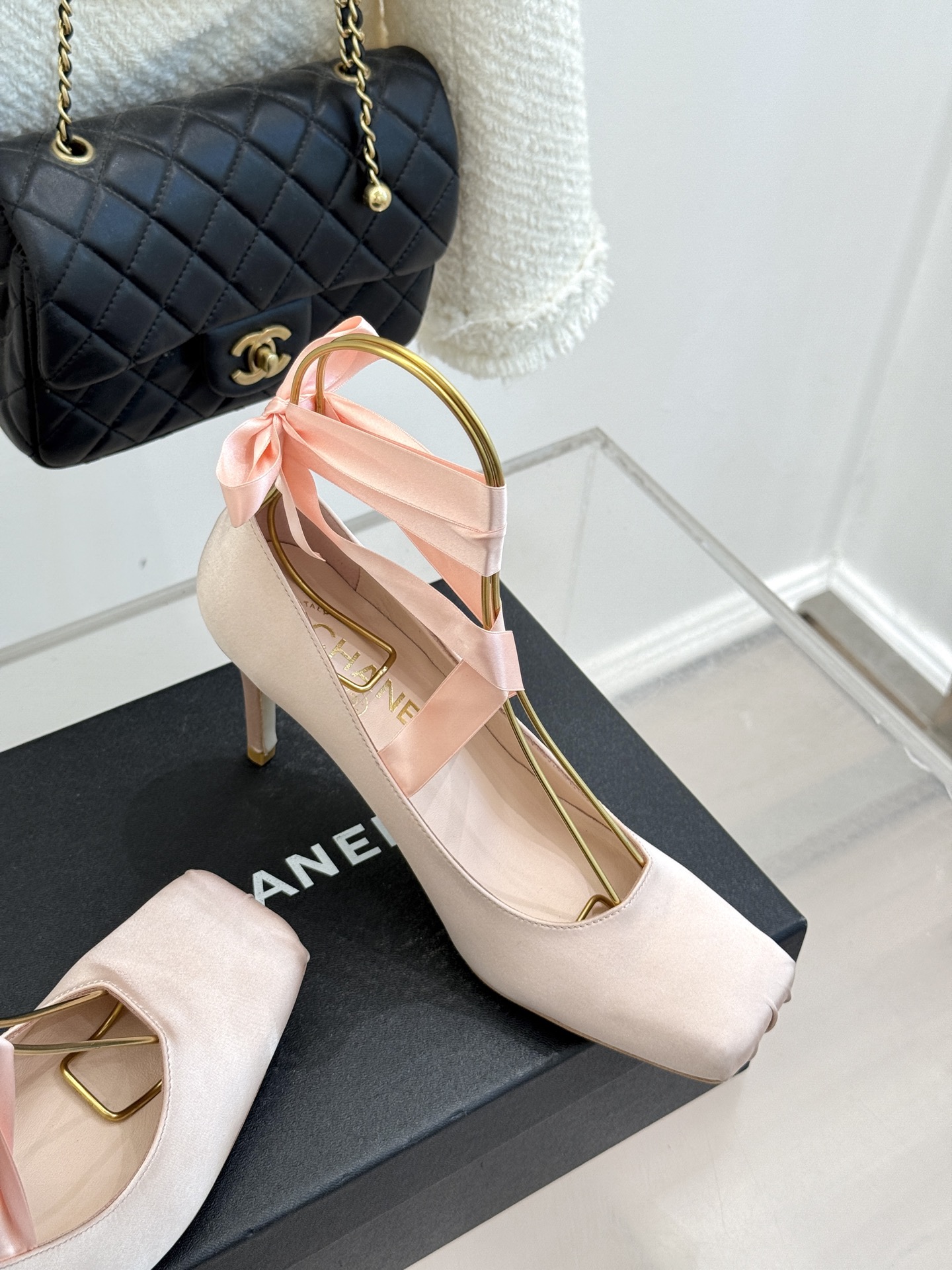 CHANE*｜小香中古猪鼻子绑带芭蕾舞高跟鞋藏着跨越时代的时髦密码。标志性猪鼻扣勾勒利落轮廓缠绕脚踝的绑