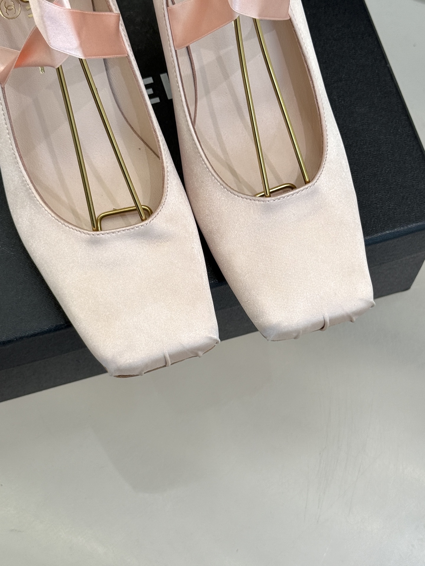 CHANE*｜小香中古猪鼻子绑带芭蕾舞高跟鞋藏着跨越时代的时髦密码。标志性猪鼻扣勾勒利落轮廓缠绕脚踝的绑