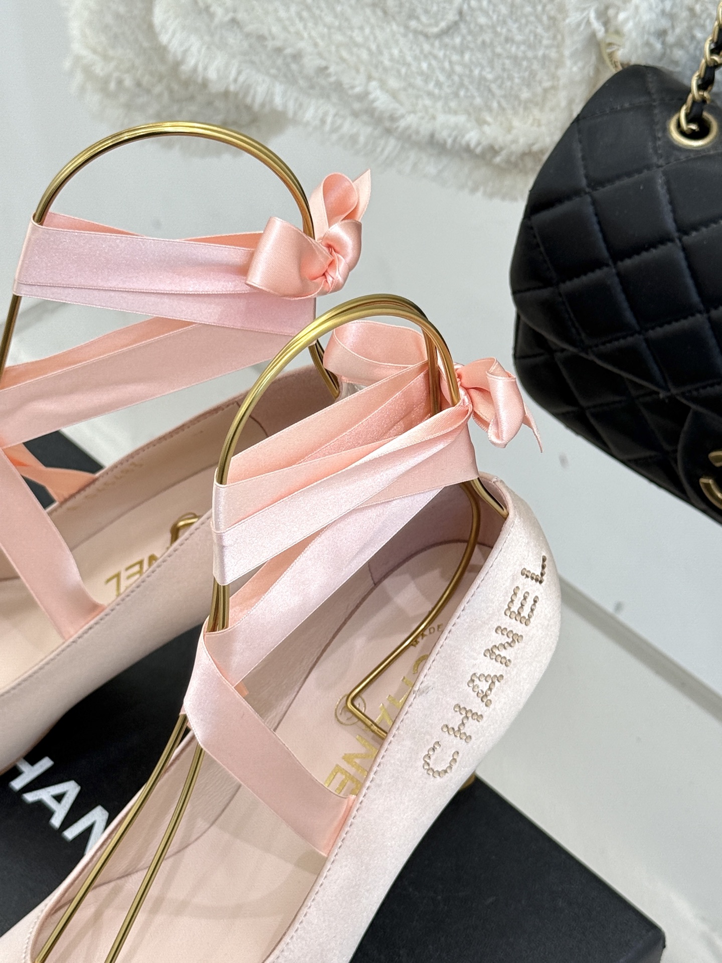 CHANE*｜小香中古猪鼻子绑带芭蕾舞高跟鞋藏着跨越时代的时髦密码。标志性猪鼻扣勾勒利落轮廓缠绕脚踝的绑