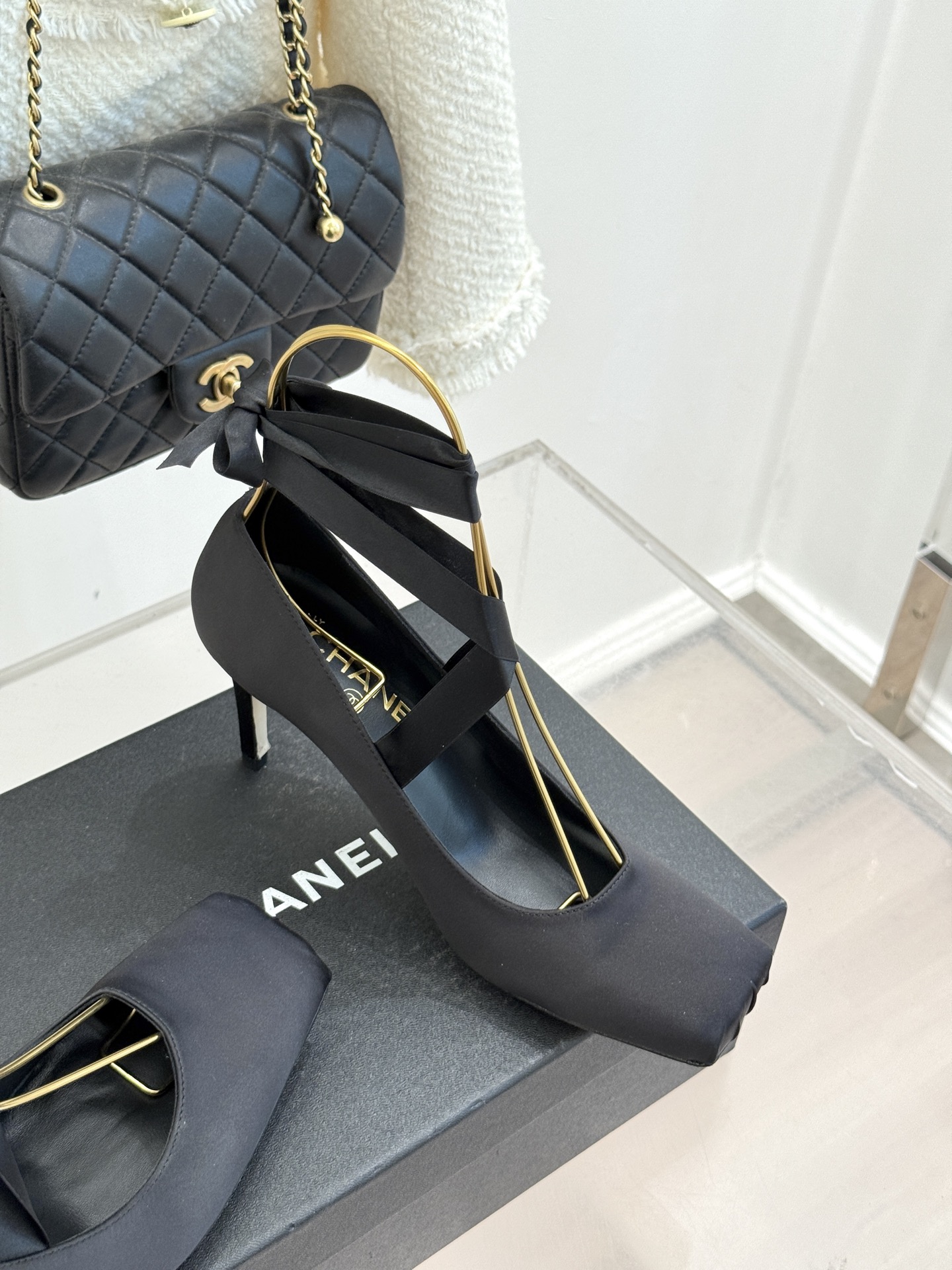 CHANE*｜小香中古猪鼻子绑带芭蕾舞高跟鞋藏着跨越时代的时髦密码。标志性猪鼻扣勾勒利落轮廓缠绕脚踝的绑