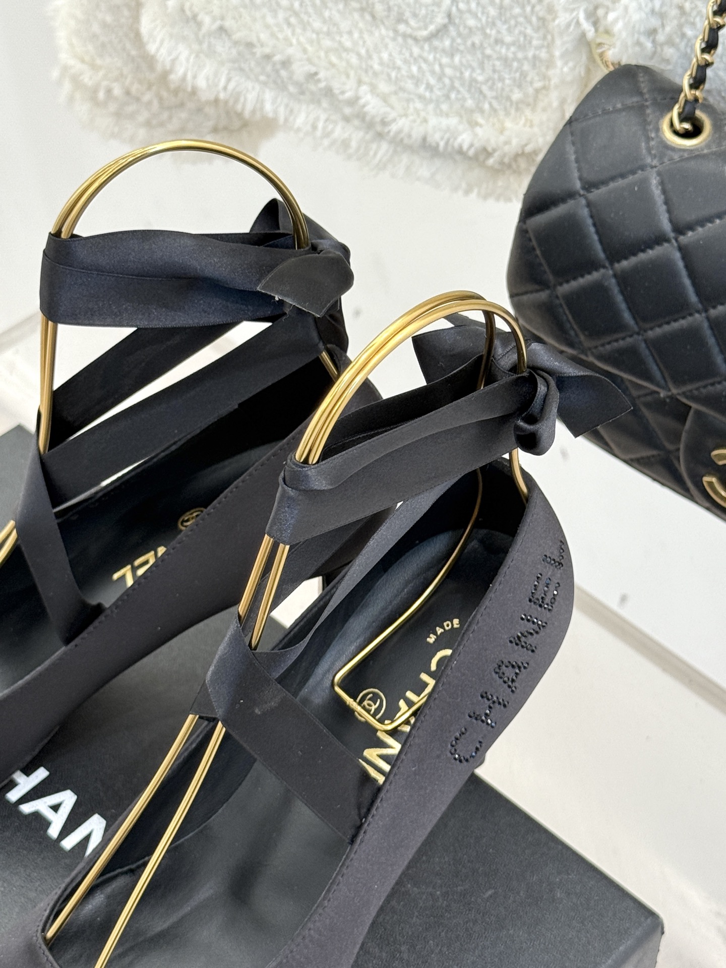 CHANE*｜小香中古猪鼻子绑带芭蕾舞高跟鞋藏着跨越时代的时髦密码。标志性猪鼻扣勾勒利落轮廓缠绕脚踝的绑