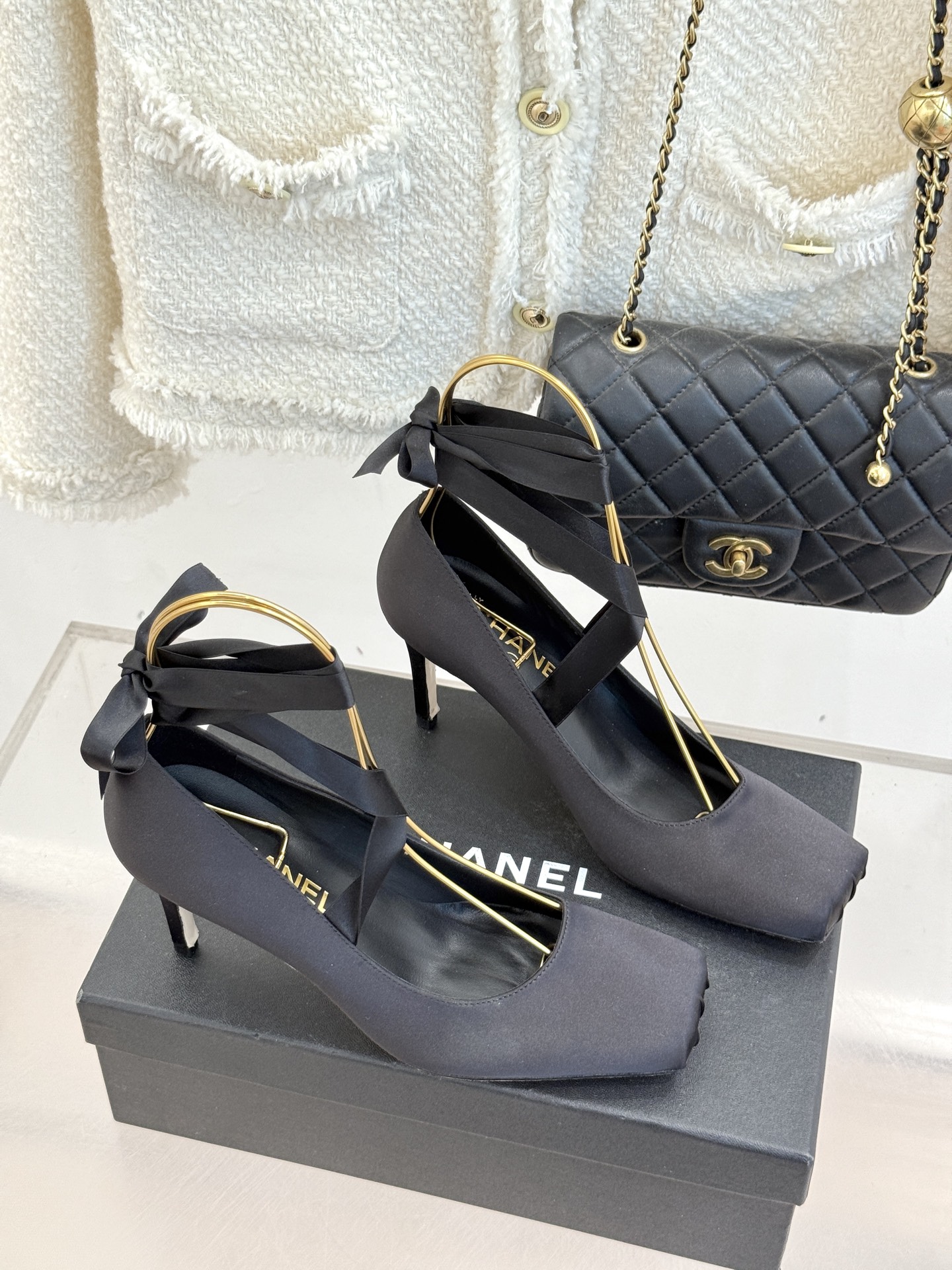 CHANE*｜小香中古猪鼻子绑带芭蕾舞高跟鞋藏着跨越时代的时髦密码。标志性猪鼻扣勾勒利落轮廓缠绕脚踝的绑