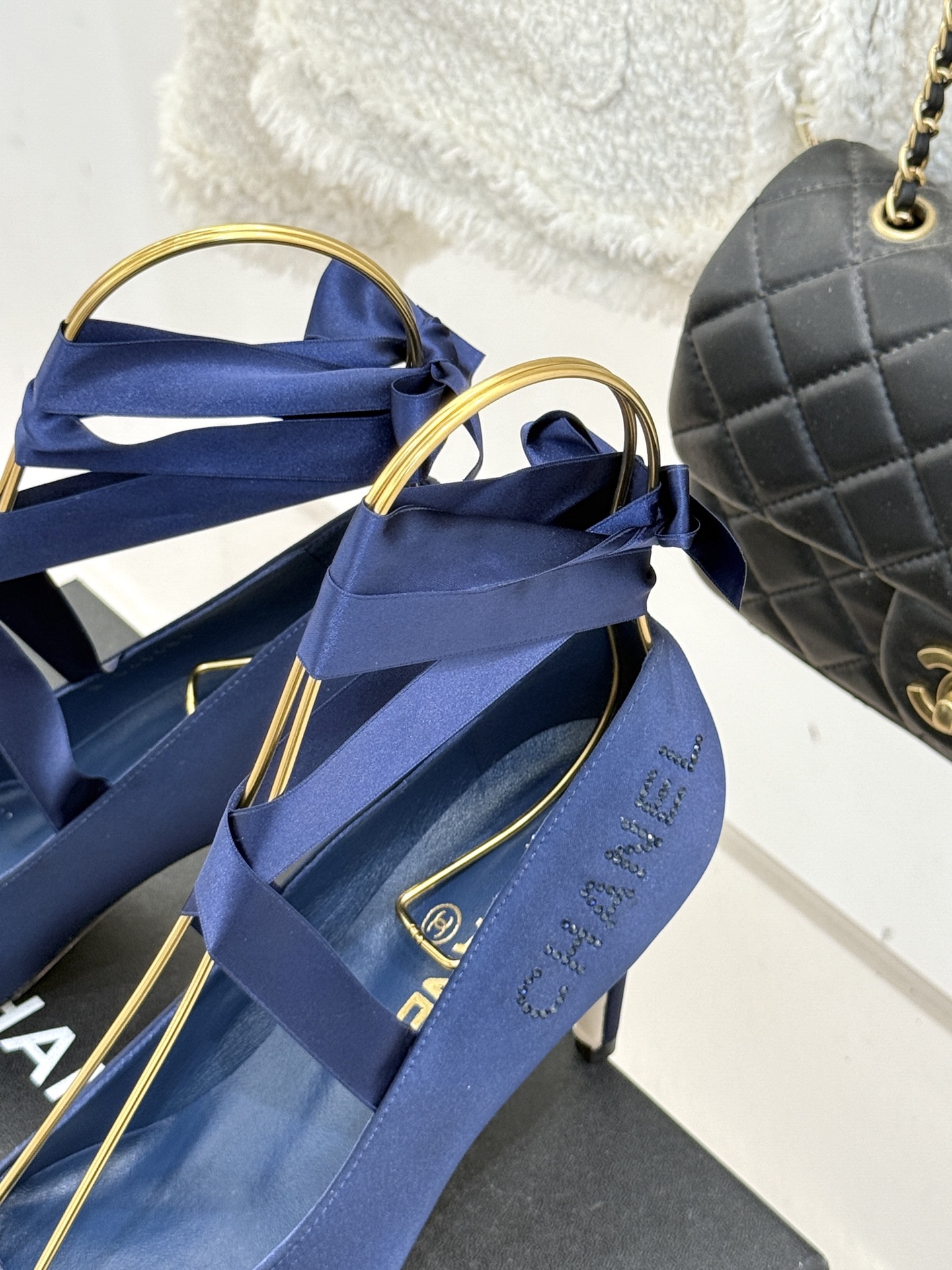 CHANE*｜小香中古猪鼻子绑带芭蕾舞高跟鞋藏着跨越时代的时髦密码。标志性猪鼻扣勾勒利落轮廓缠绕脚踝的绑