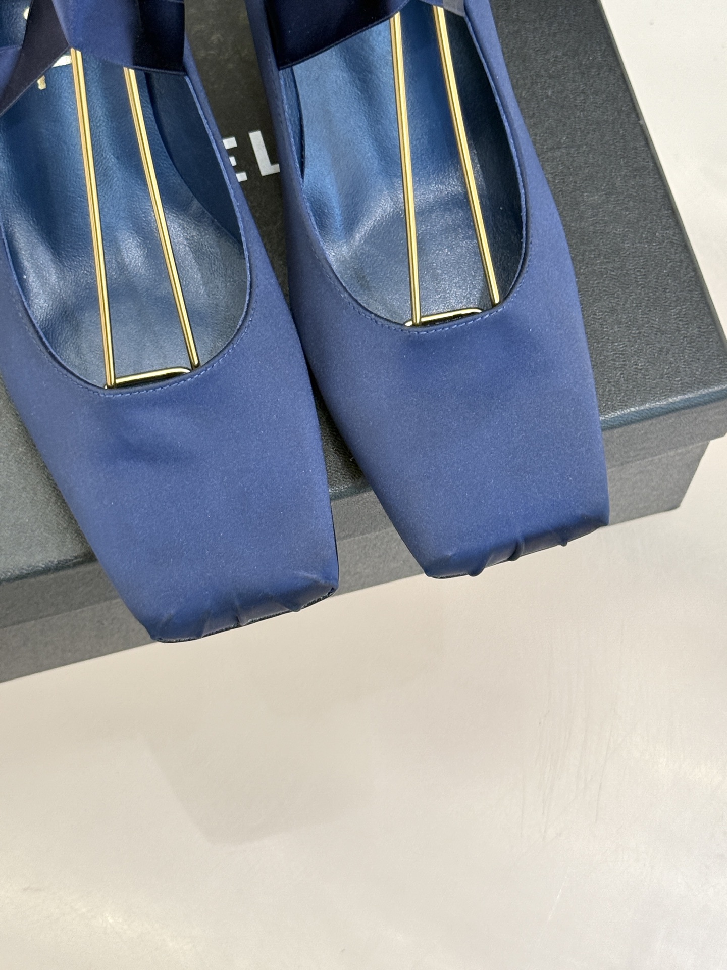 CHANE*｜小香中古猪鼻子绑带芭蕾舞高跟鞋藏着跨越时代的时髦密码。标志性猪鼻扣勾勒利落轮廓缠绕脚踝的绑