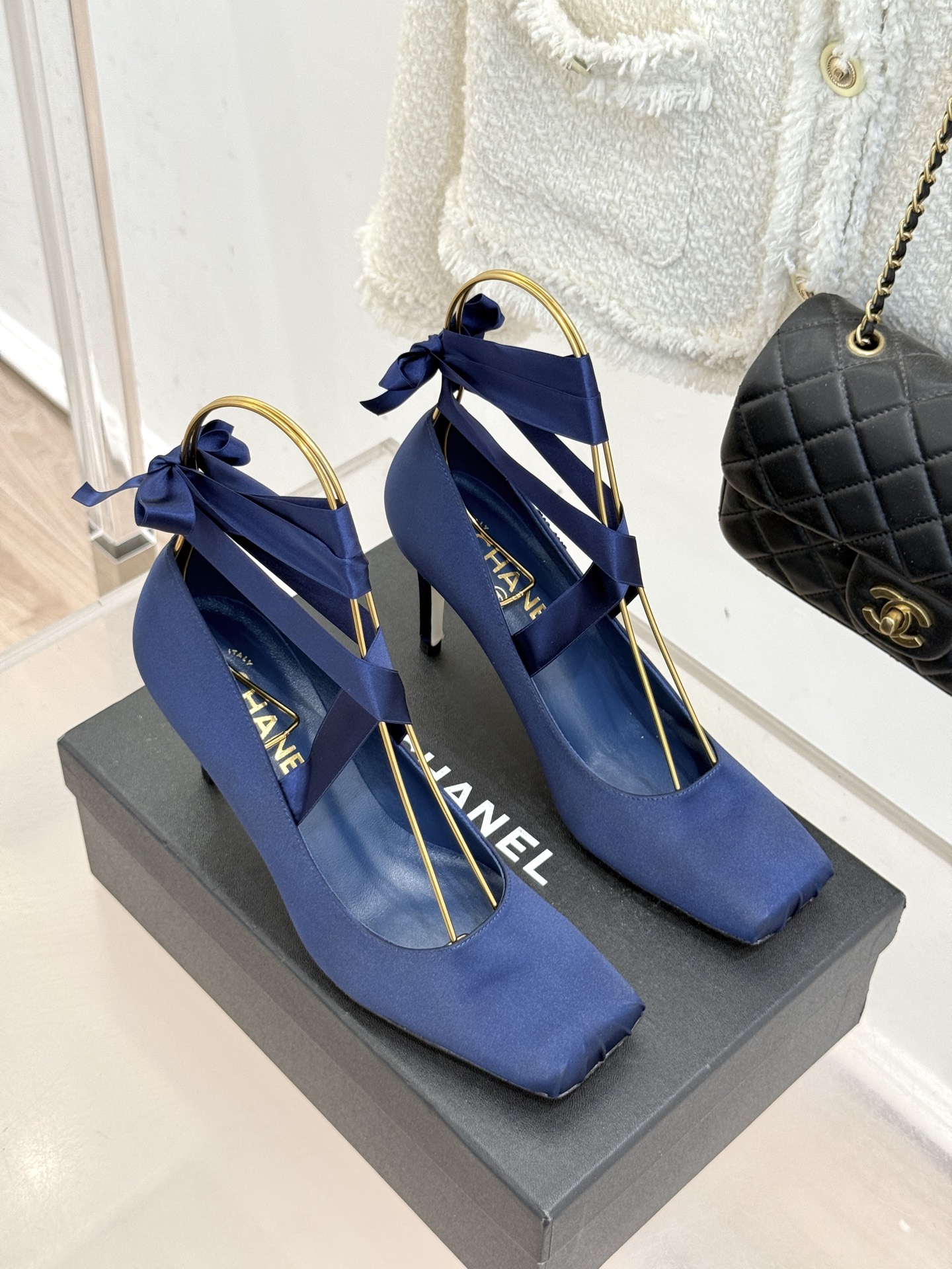 CHANE*｜小香中古猪鼻子绑带芭蕾舞高跟鞋藏着跨越时代的时髦密码。标志性猪鼻扣勾勒利落轮廓缠绕脚踝的绑