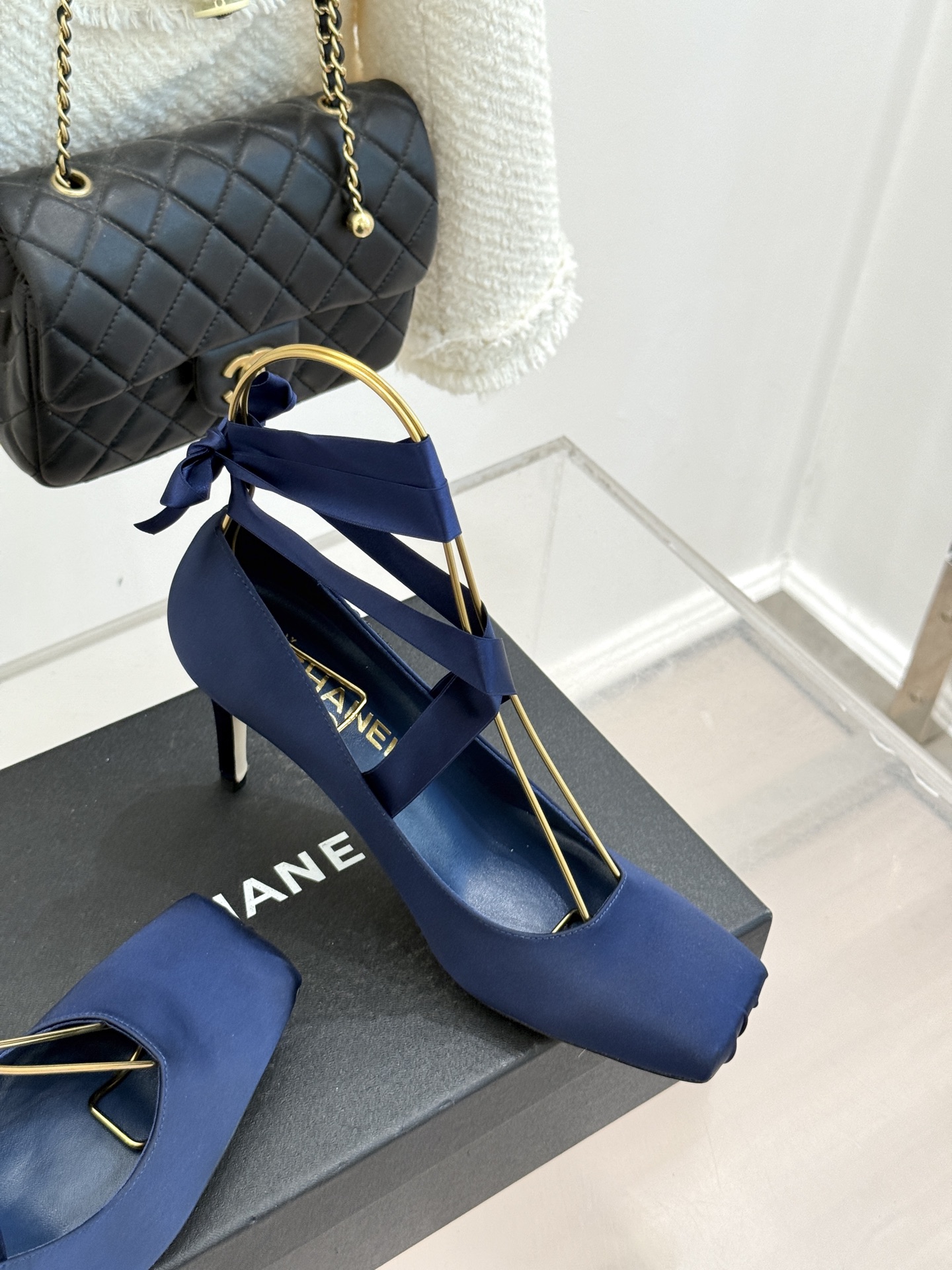 CHANE*｜小香中古猪鼻子绑带芭蕾舞高跟鞋藏着跨越时代的时髦密码。标志性猪鼻扣勾勒利落轮廓缠绕脚踝的绑