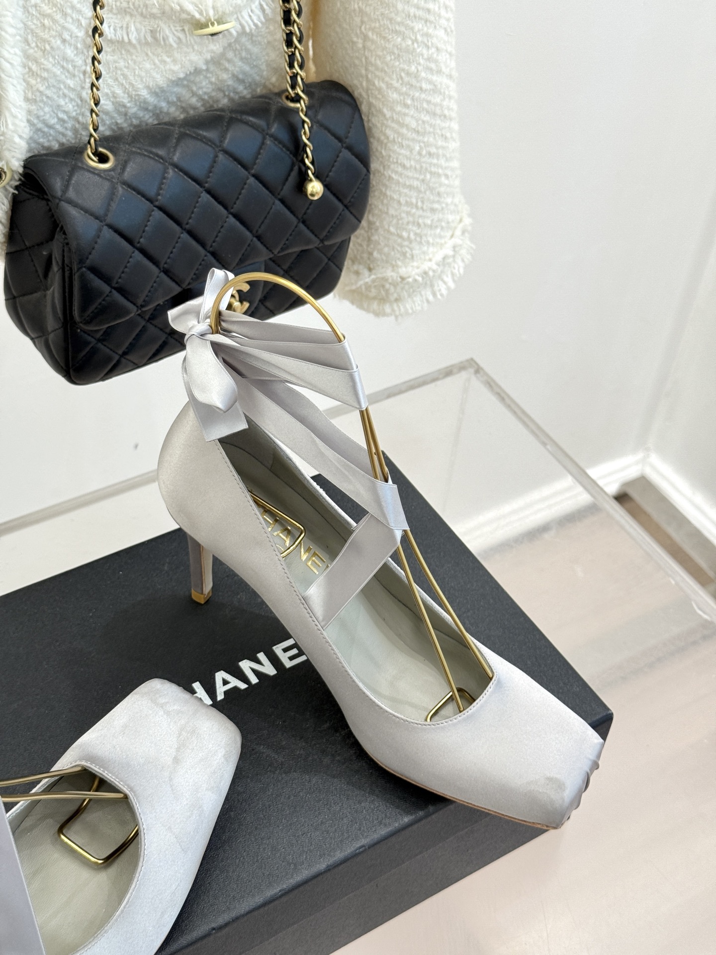 CHANE*｜小香中古猪鼻子绑带芭蕾舞高跟鞋藏着跨越时代的时髦密码。标志性猪鼻扣勾勒利落轮廓缠绕脚踝的绑