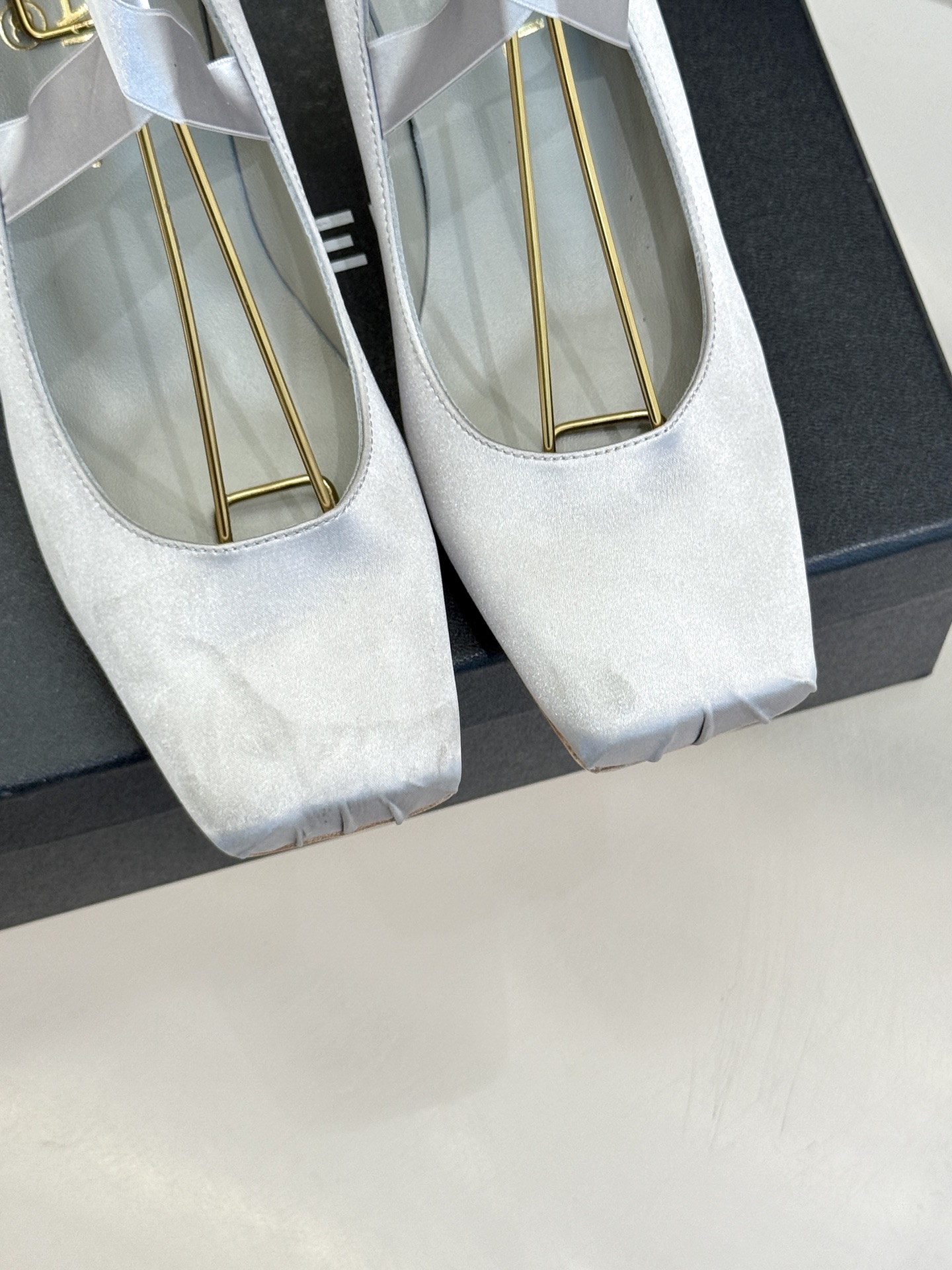 CHANE*｜小香中古猪鼻子绑带芭蕾舞高跟鞋藏着跨越时代的时髦密码。标志性猪鼻扣勾勒利落轮廓缠绕脚踝的绑