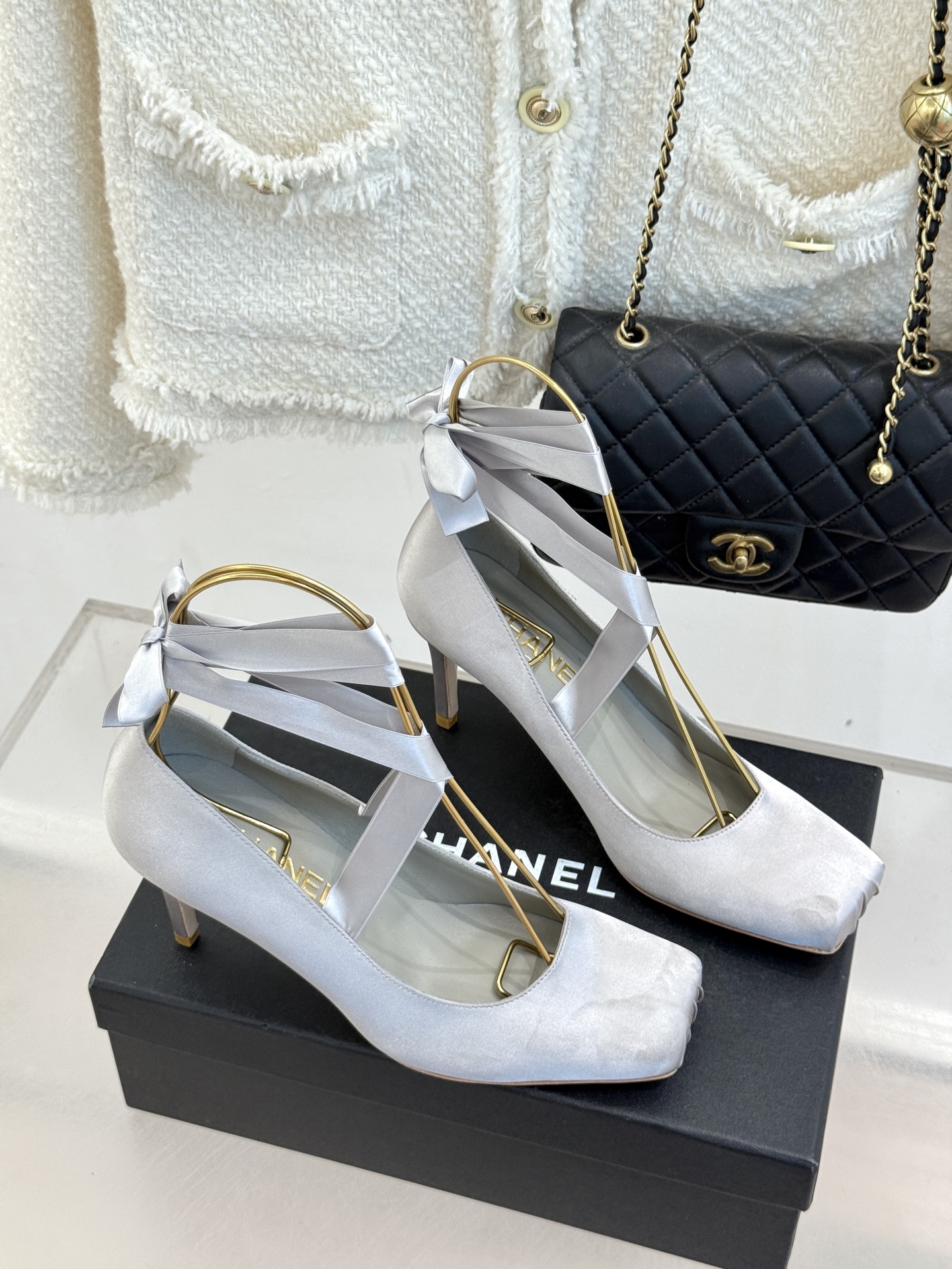 CHANE*｜小香中古猪鼻子绑带芭蕾舞高跟鞋藏着跨越时代的时髦密码。标志性猪鼻扣勾勒利落轮廓缠绕脚踝的绑