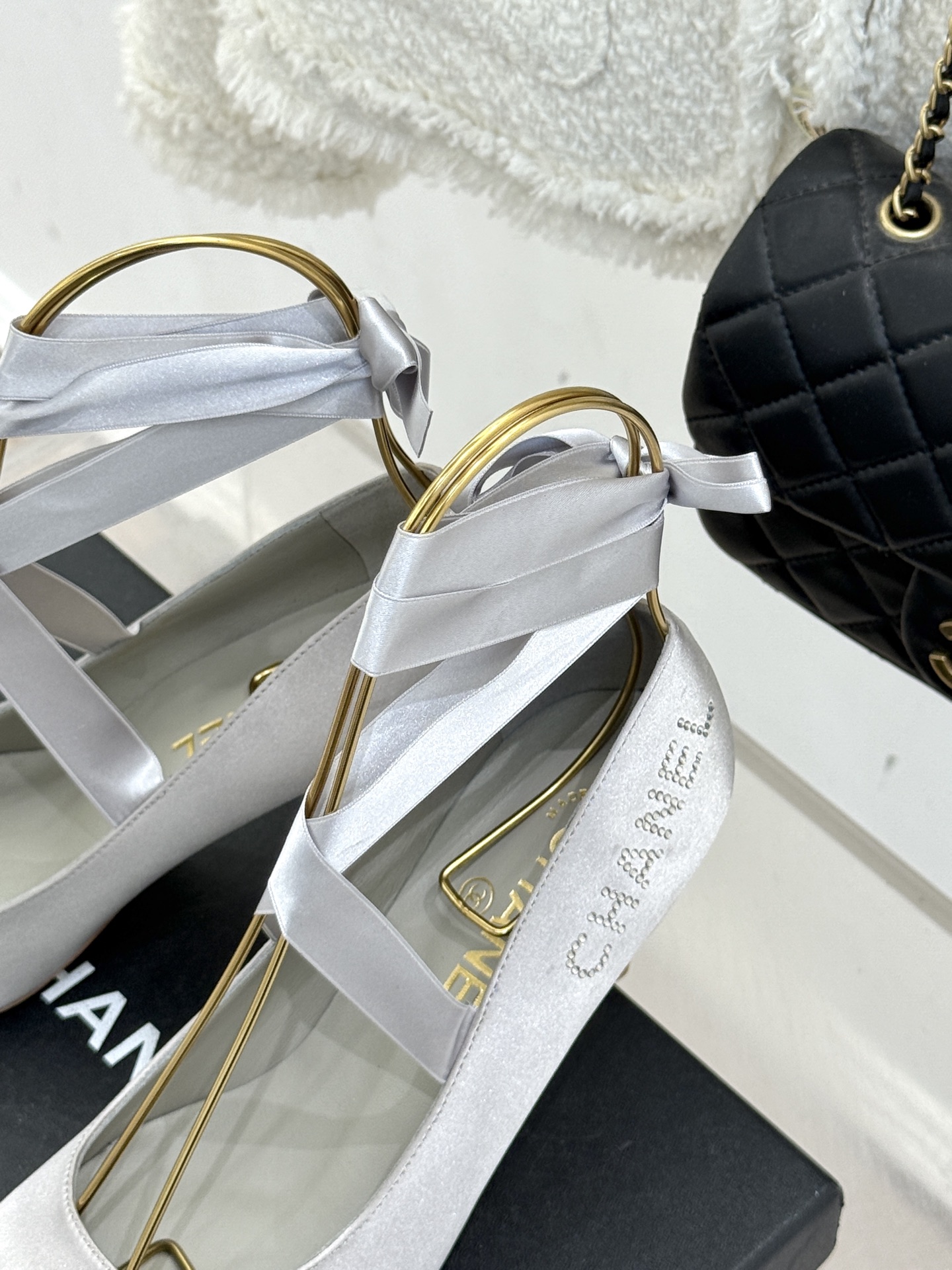 CHANE*｜小香中古猪鼻子绑带芭蕾舞高跟鞋藏着跨越时代的时髦密码。标志性猪鼻扣勾勒利落轮廓缠绕脚踝的绑