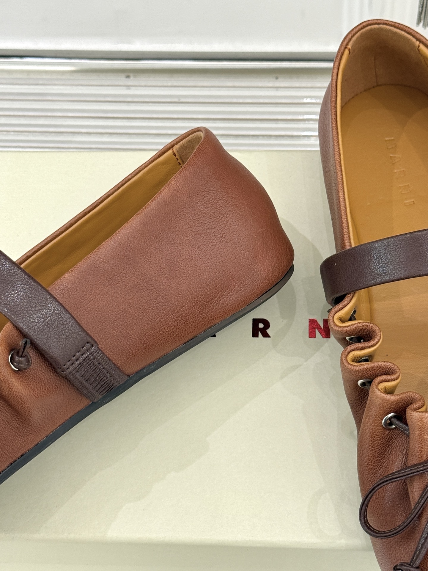 Marni 26WF新品蝴蝶结平底芭蕾舞玛丽珍鞋当Marni的高定基因邂逅玛丽珍经典鞋型平底姿态藏着不费