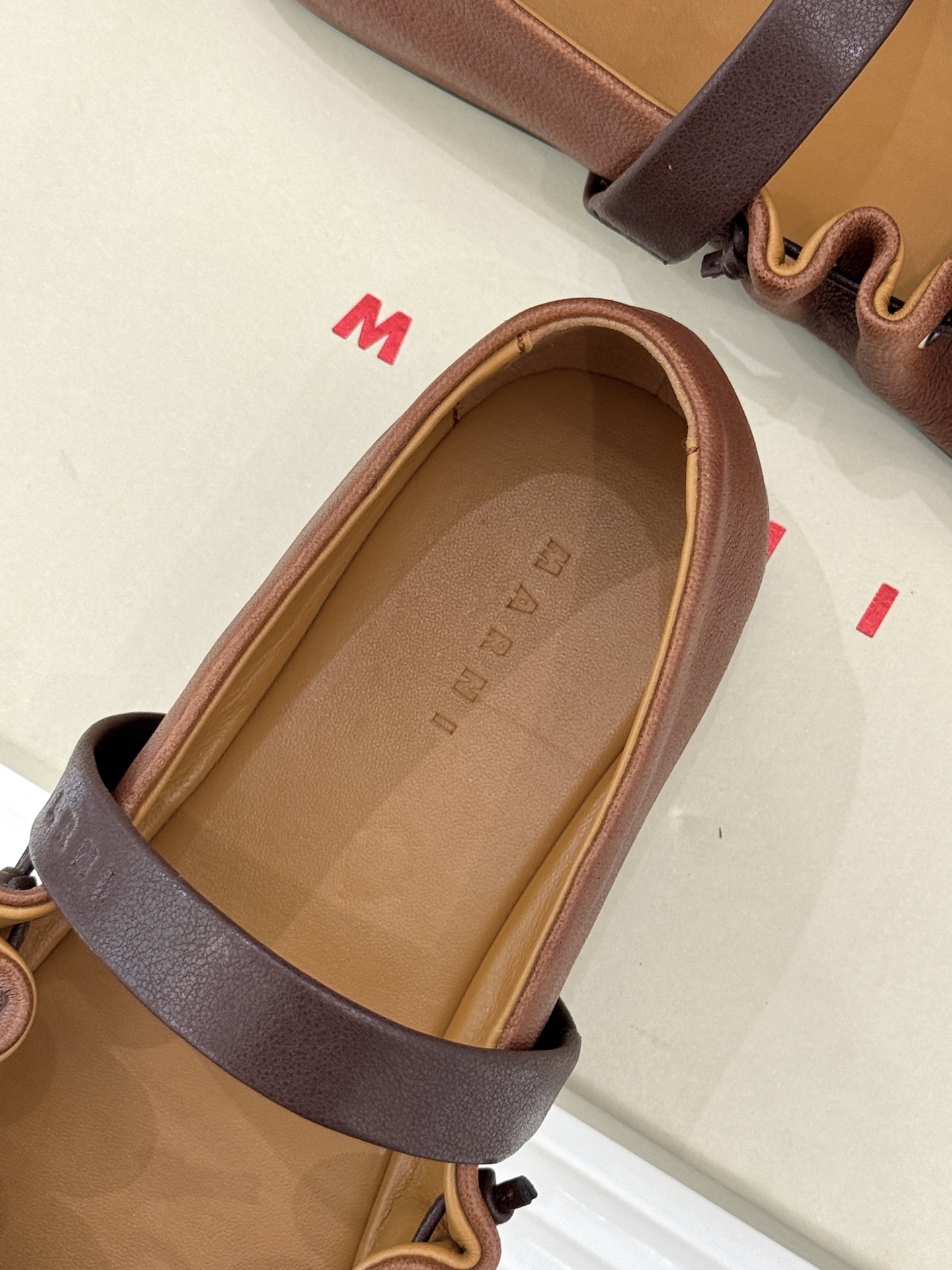 Marni 26WF新品蝴蝶结平底芭蕾舞玛丽珍鞋当Marni的高定基因邂逅玛丽珍经典鞋型平底姿态藏着不费