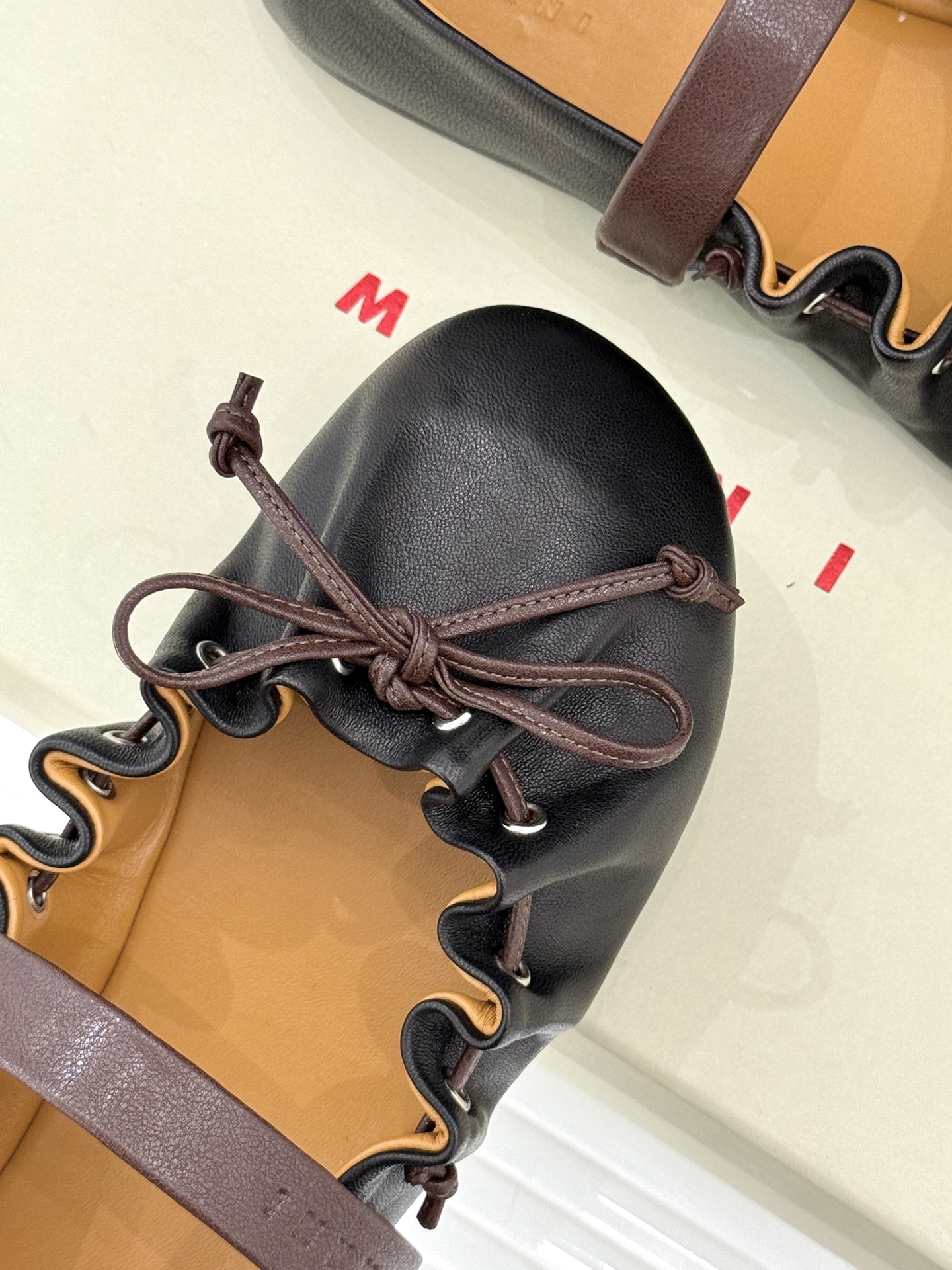 Marni 26WF新品蝴蝶结平底芭蕾舞玛丽珍鞋当Marni的高定基因邂逅玛丽珍经典鞋型平底姿态藏着不费