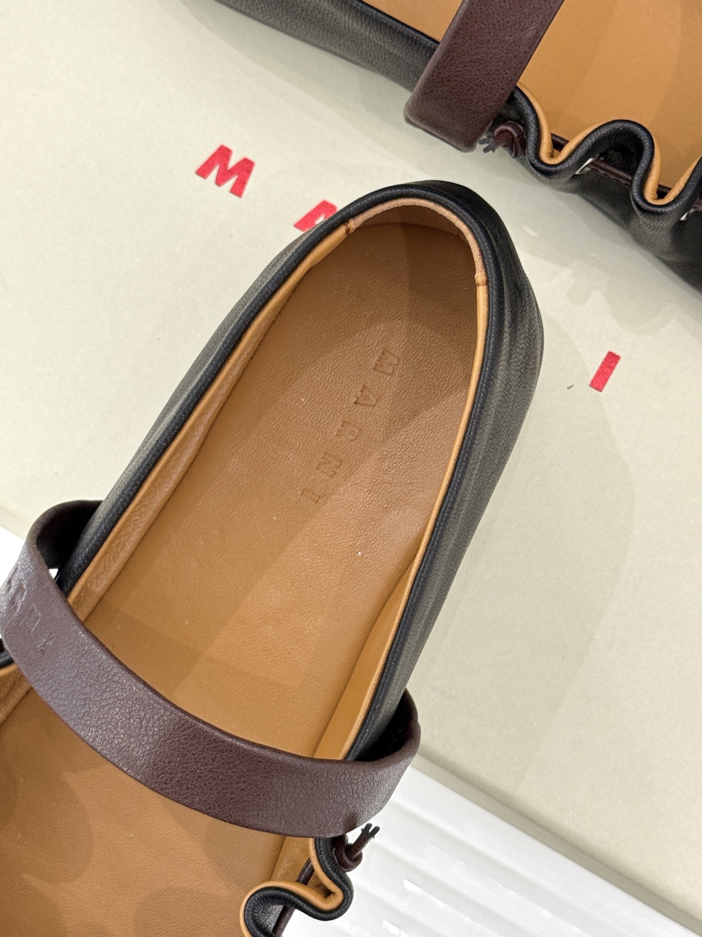 Marni 26WF新品蝴蝶结平底芭蕾舞玛丽珍鞋当Marni的高定基因邂逅玛丽珍经典鞋型平底姿态藏着不费