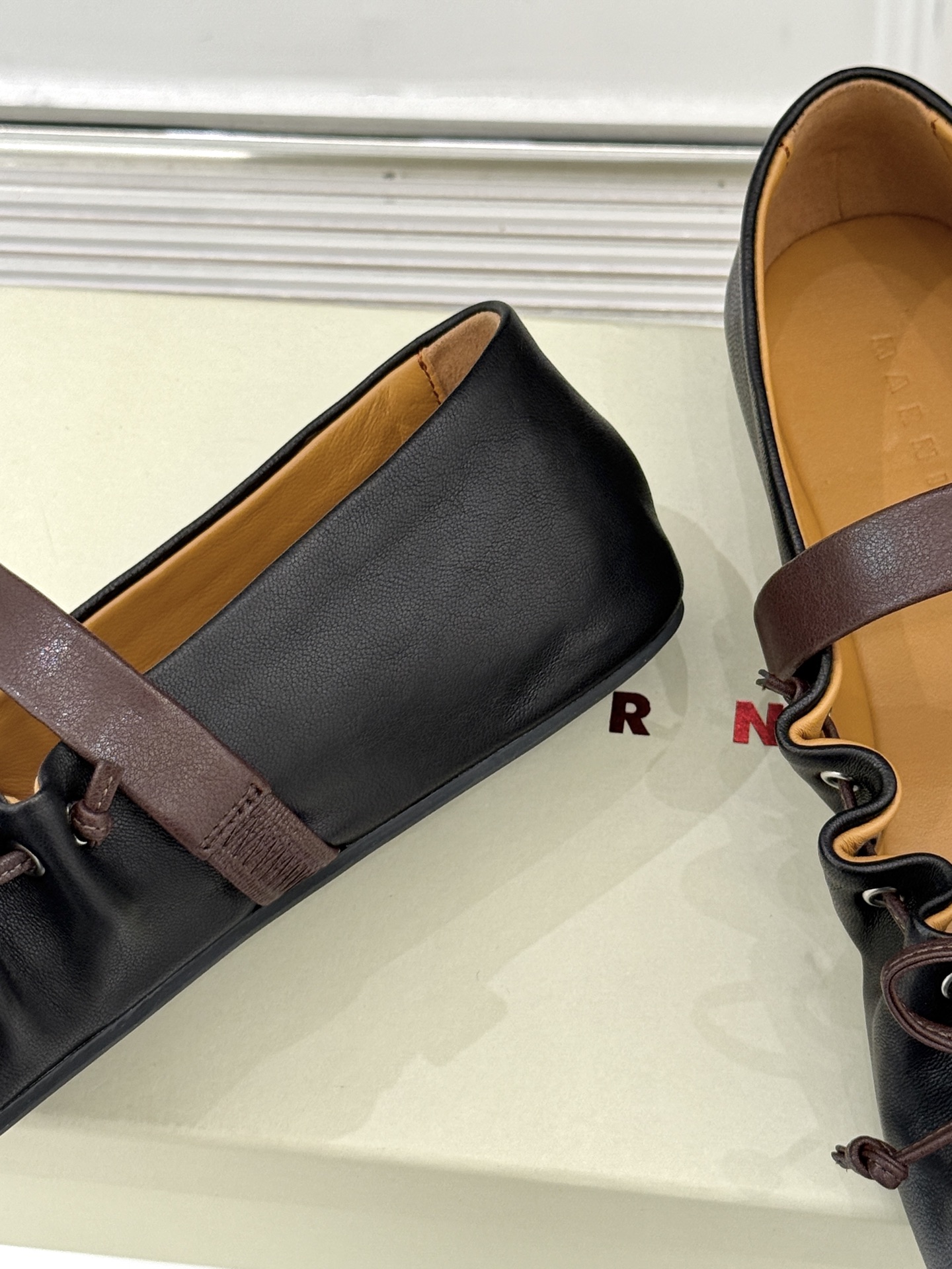 Marni 26WF新品蝴蝶结平底芭蕾舞玛丽珍鞋当Marni的高定基因邂逅玛丽珍经典鞋型平底姿态藏着不费