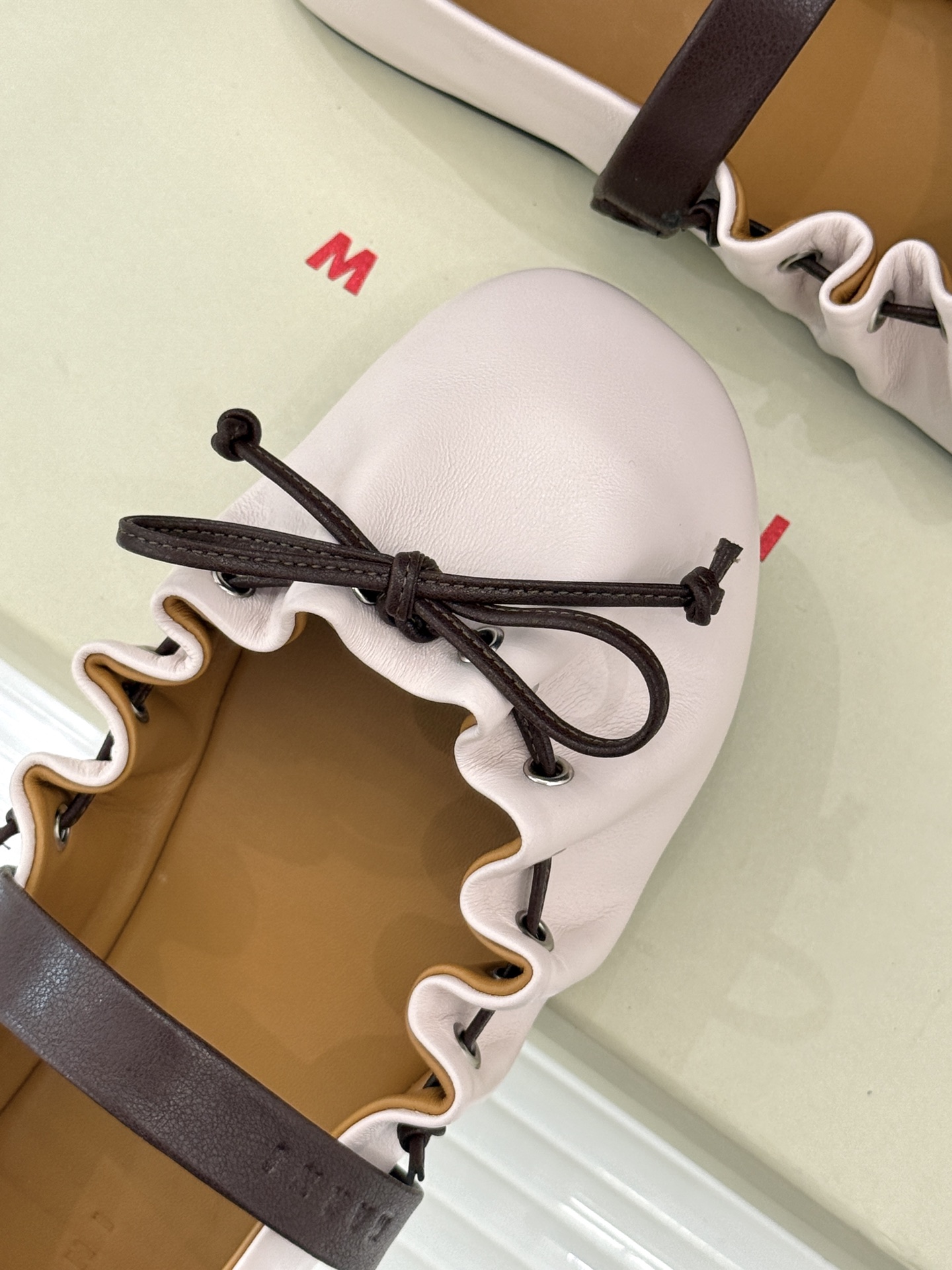 Marni 26WF新品蝴蝶结平底芭蕾舞玛丽珍鞋当Marni的高定基因邂逅玛丽珍经典鞋型平底姿态藏着不费