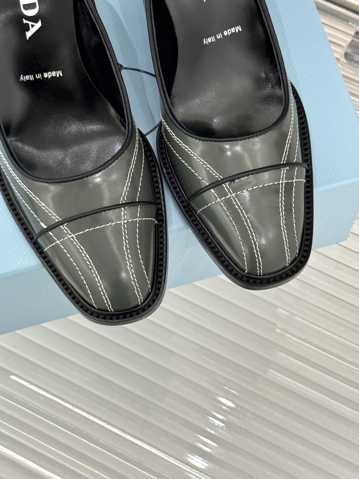 Prada/普拉达26WF早春新品缝线高跟鞋续写百年奢品的工艺传奇。这双鞋从不是简单的足下点缀而是P家对