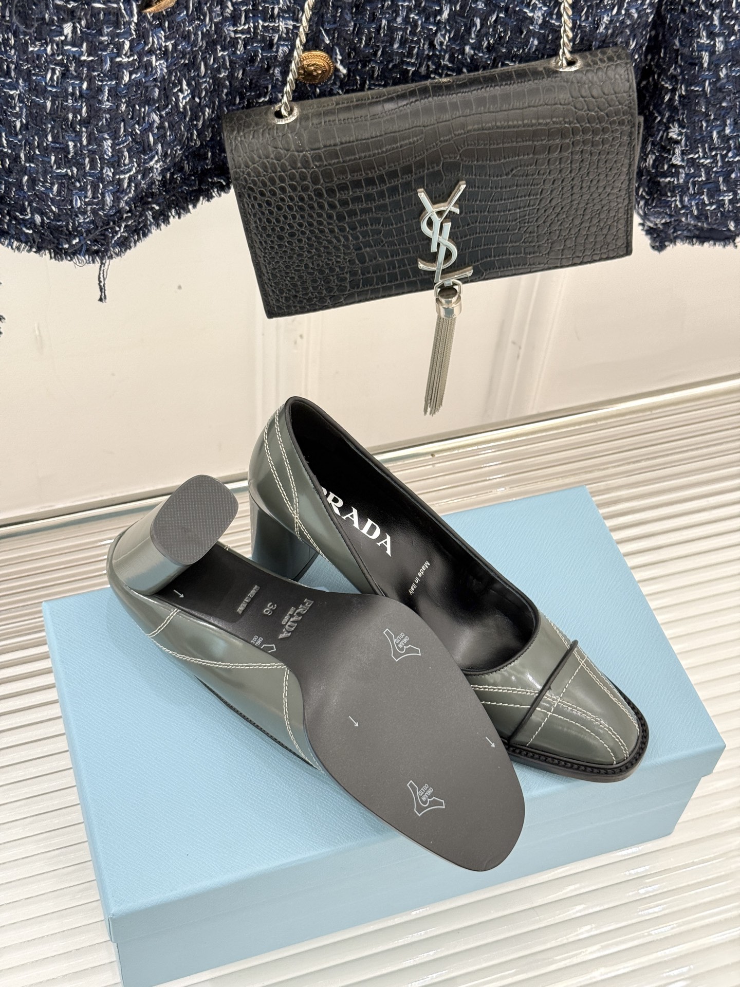 Prada/普拉达26WF早春新品缝线高跟鞋续写百年奢品的工艺传奇。这双鞋从不是简单的足下点缀而是P家对