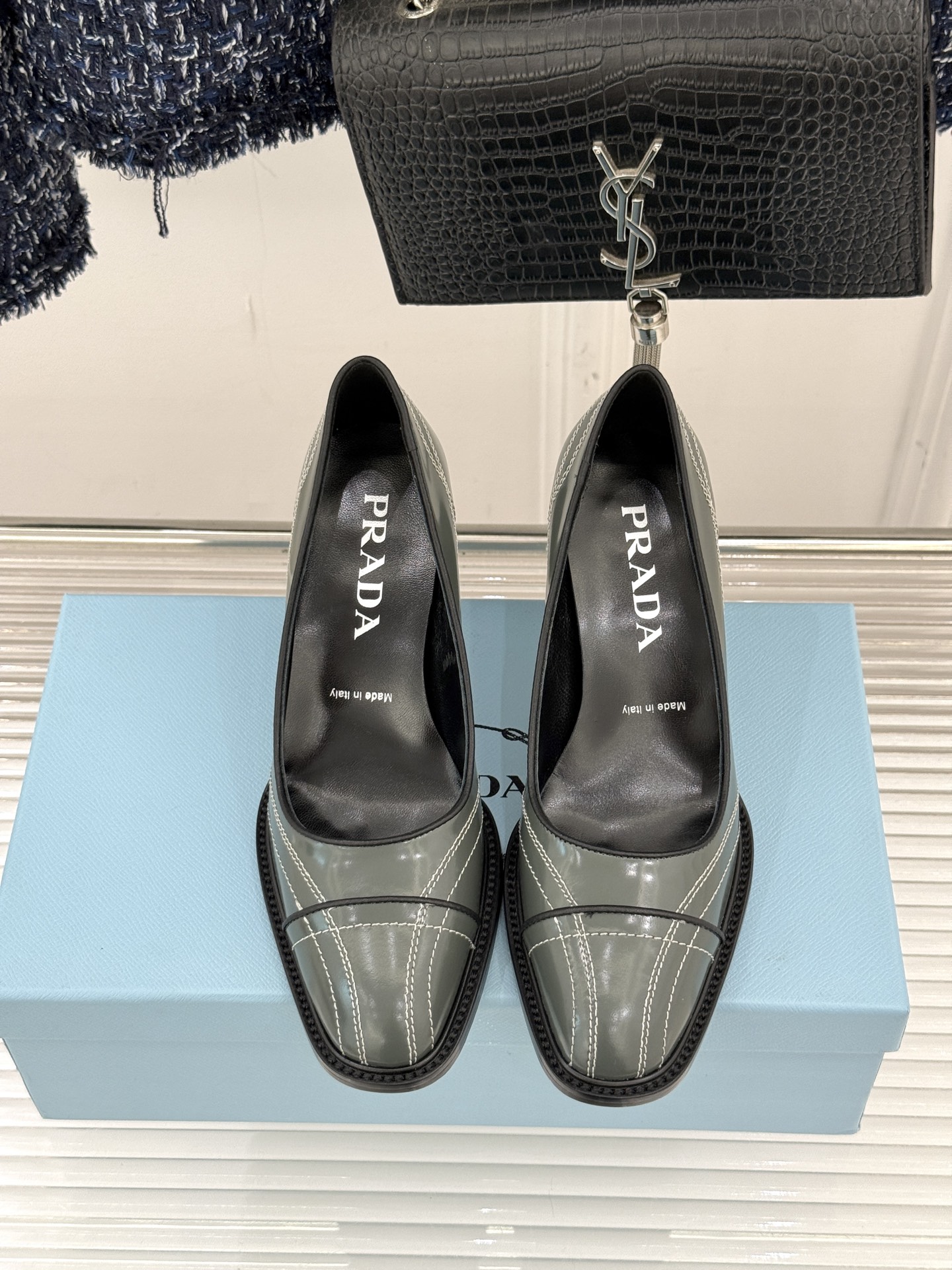 Prada/普拉达26WF早春新品缝线高跟鞋续写百年奢品的工艺传奇。这双鞋从不是简单的足下点缀而是P家对