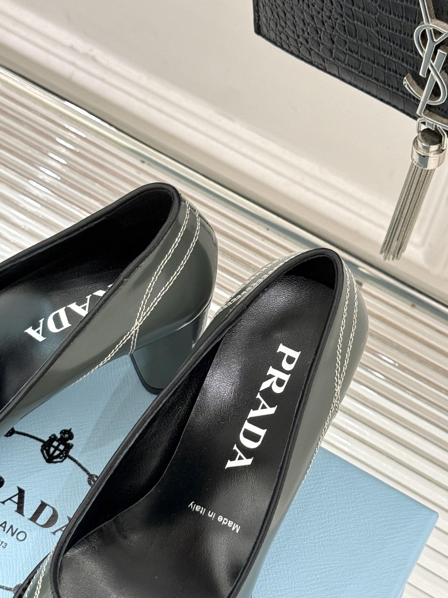 Prada/普拉达26WF早春新品缝线高跟鞋续写百年奢品的工艺传奇。这双鞋从不是简单的足下点缀而是P家对