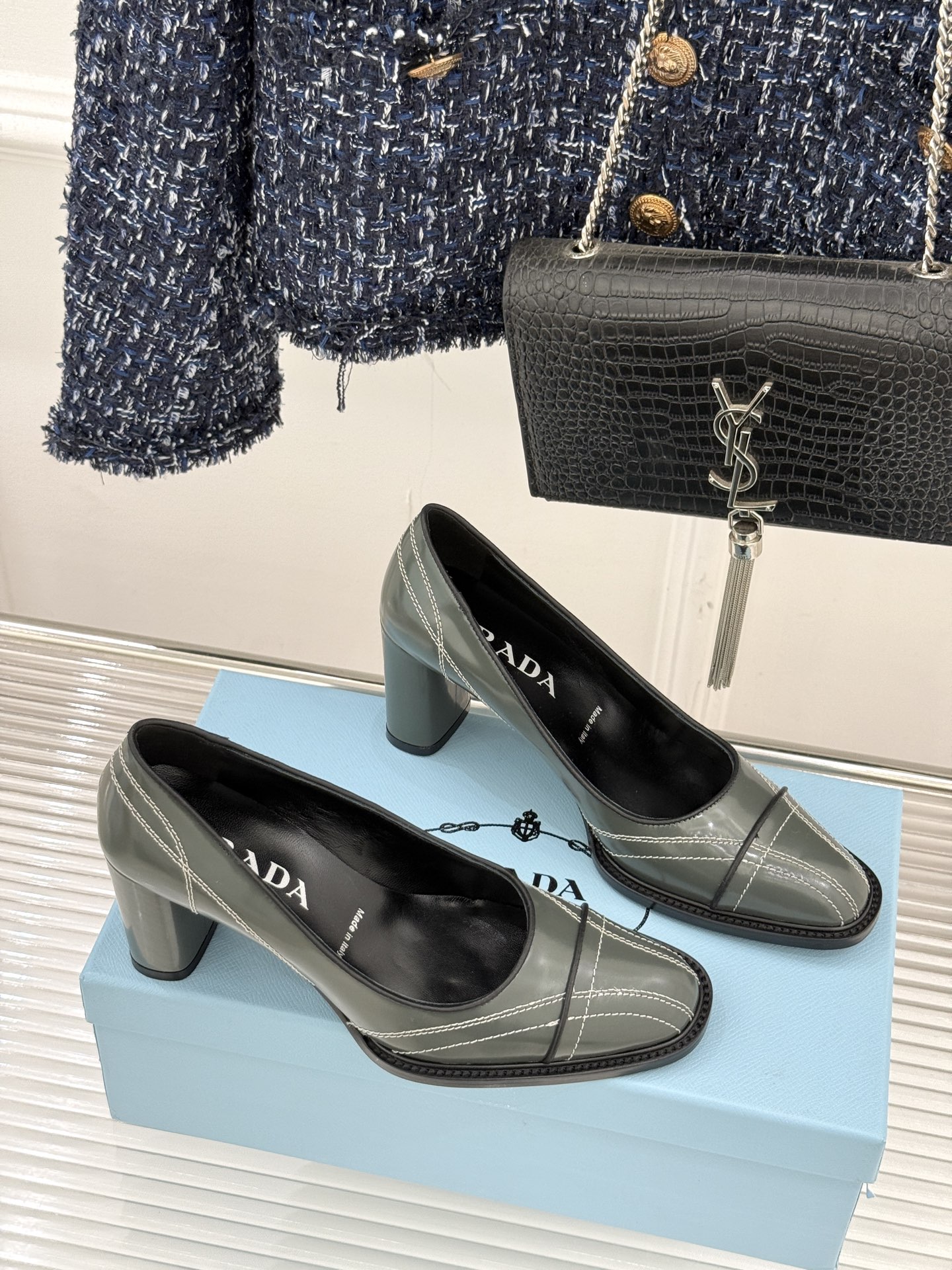 Prada/普拉达26WF早春新品缝线高跟鞋续写百年奢品的工艺传奇。这双鞋从不是简单的足下点缀而是P家对