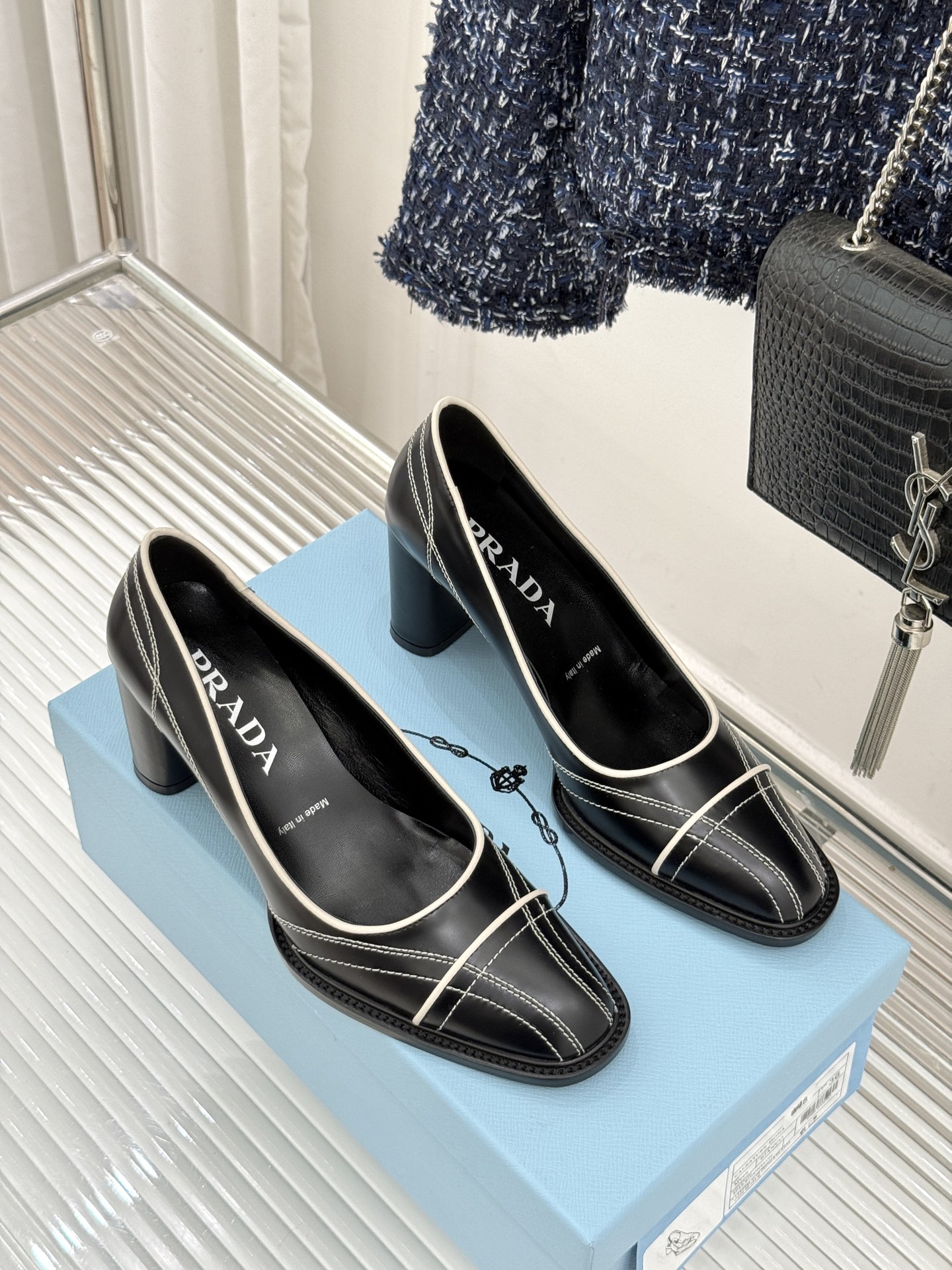 Prada/普拉达26WF早春新品缝线高跟鞋续写百年奢品的工艺传奇。这双鞋从不是简单的足下点缀而是P家对