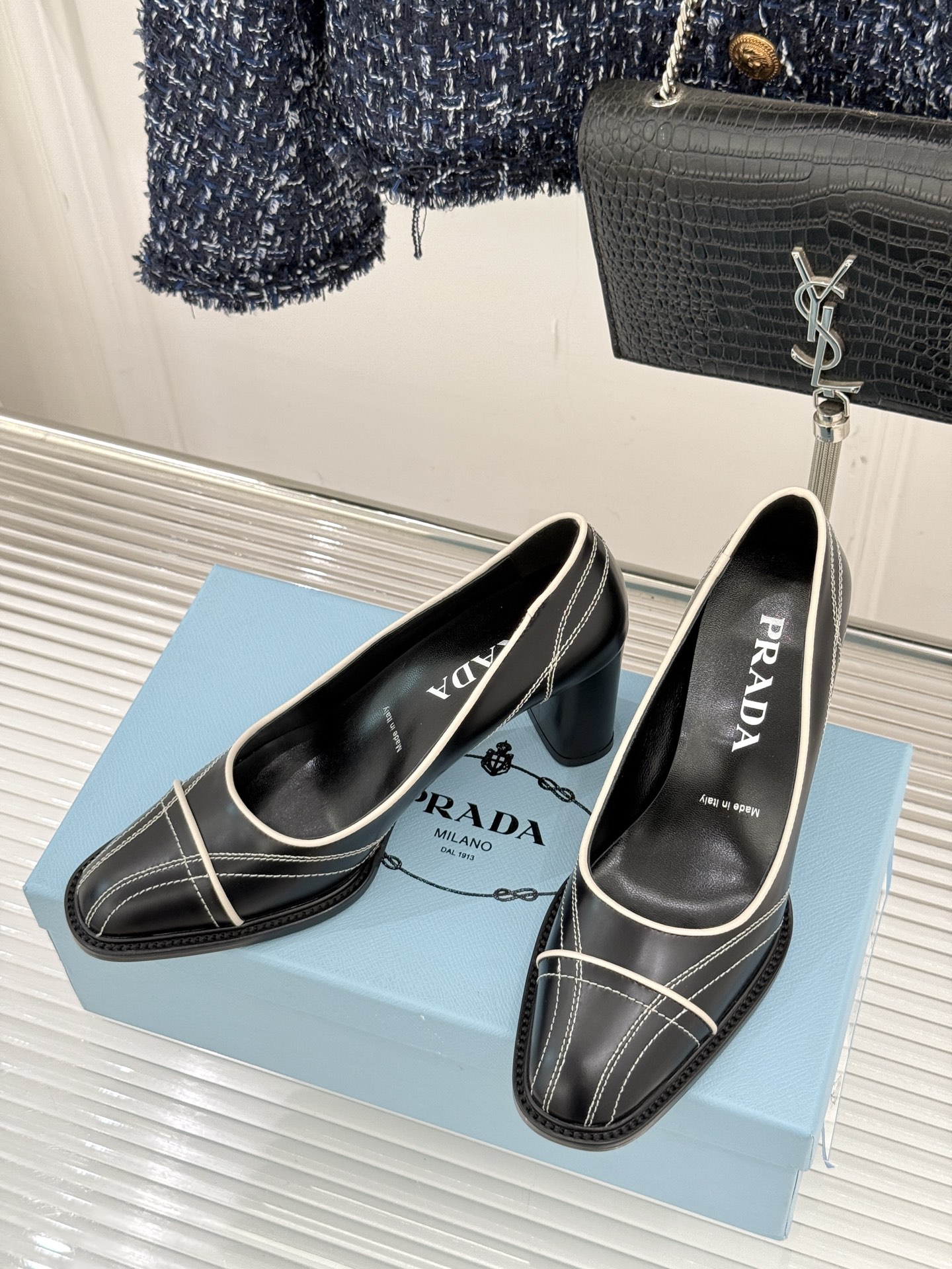 Prada/普拉达26WF早春新品缝线高跟鞋续写百年奢品的工艺传奇。这双鞋从不是简单的足下点缀而是P家对