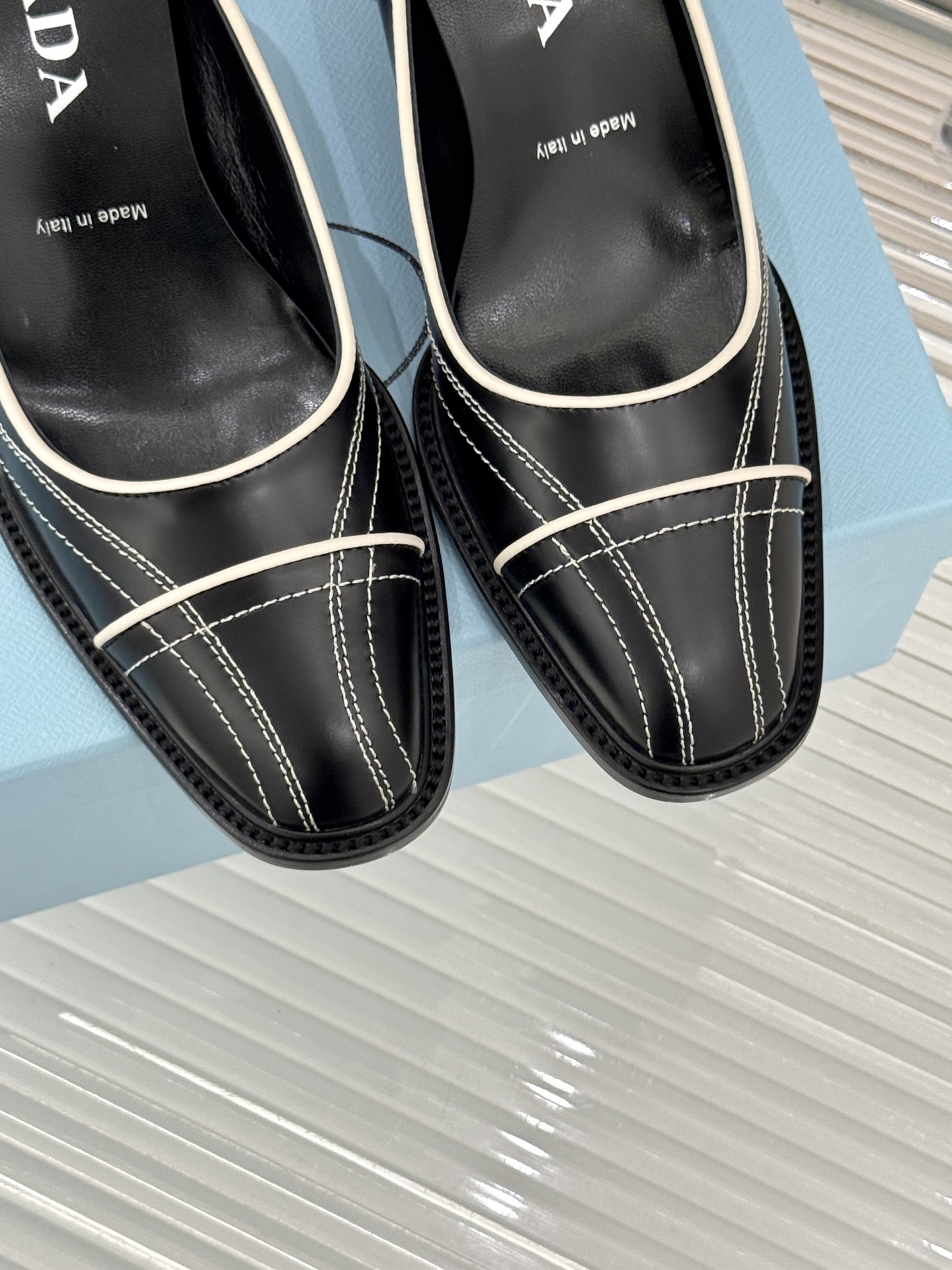 Prada/普拉达26WF早春新品缝线高跟鞋续写百年奢品的工艺传奇。这双鞋从不是简单的足下点缀而是P家对