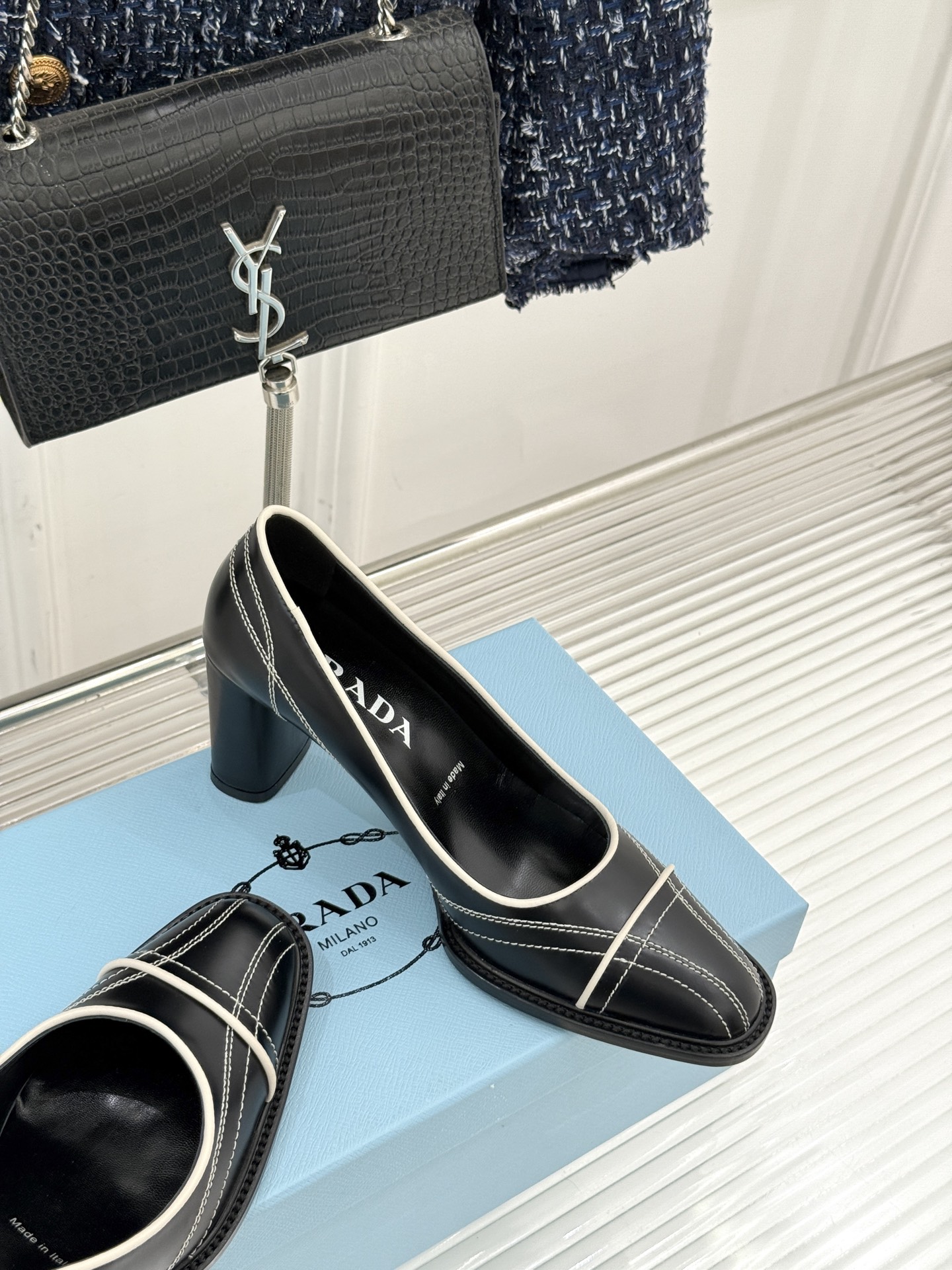 Prada/普拉达26WF早春新品缝线高跟鞋续写百年奢品的工艺传奇。这双鞋从不是简单的足下点缀而是P家对