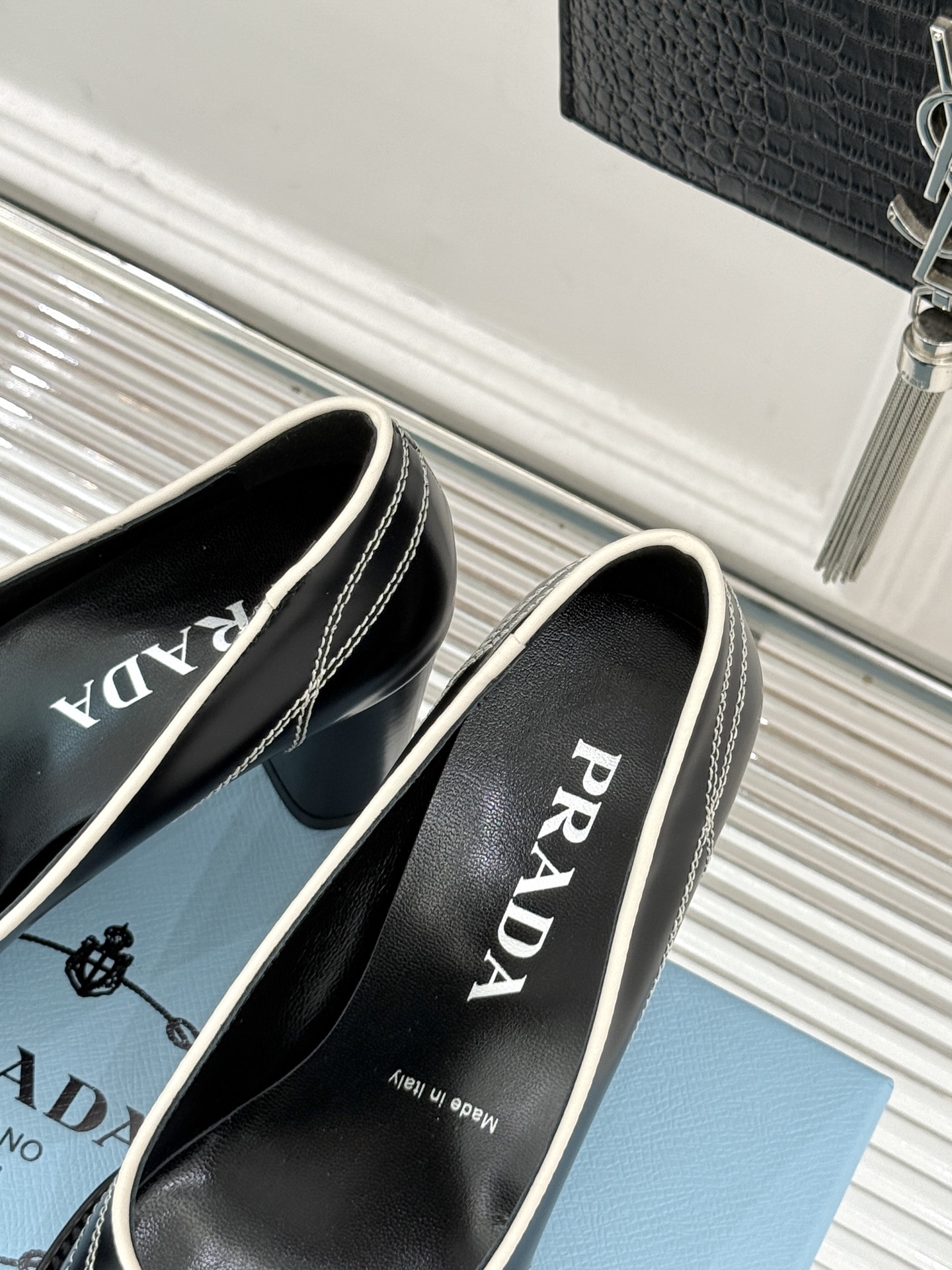 Prada/普拉达26WF早春新品缝线高跟鞋续写百年奢品的工艺传奇。这双鞋从不是简单的足下点缀而是P家对